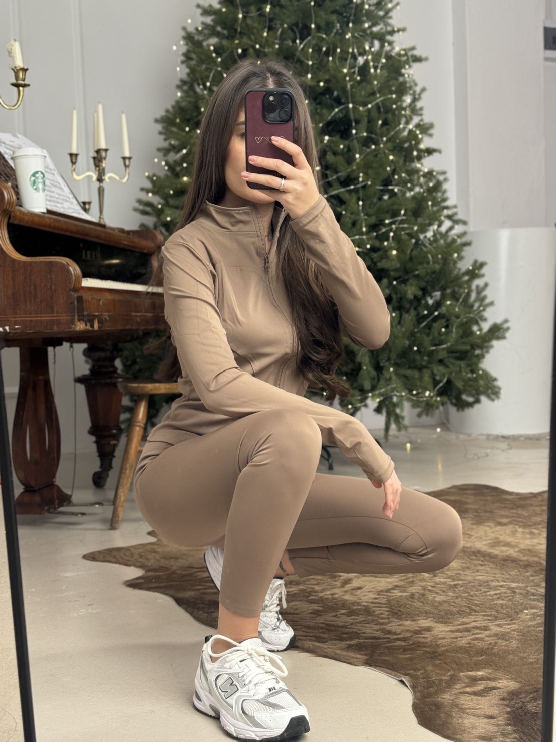 Спортен комплект с цип и клин-бежово