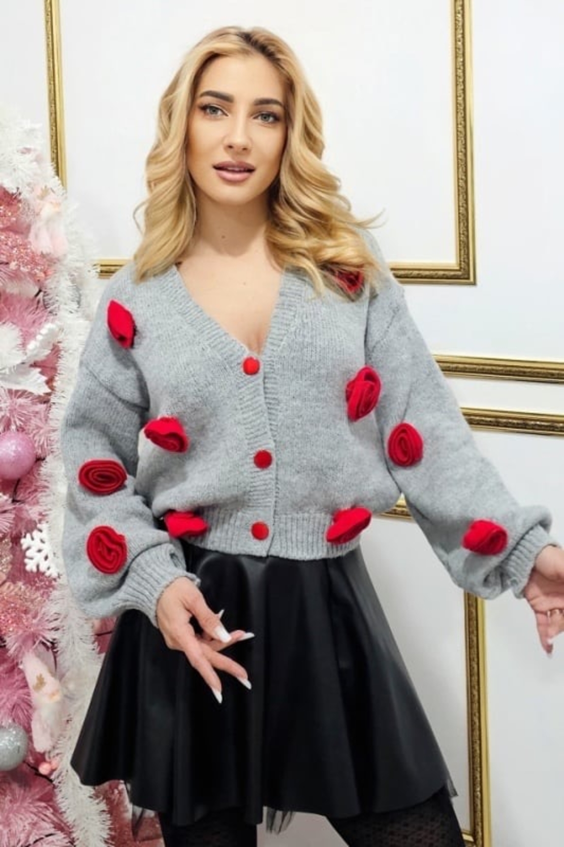 Жилетка с 3D цветя и ефектни копчета  в сиво