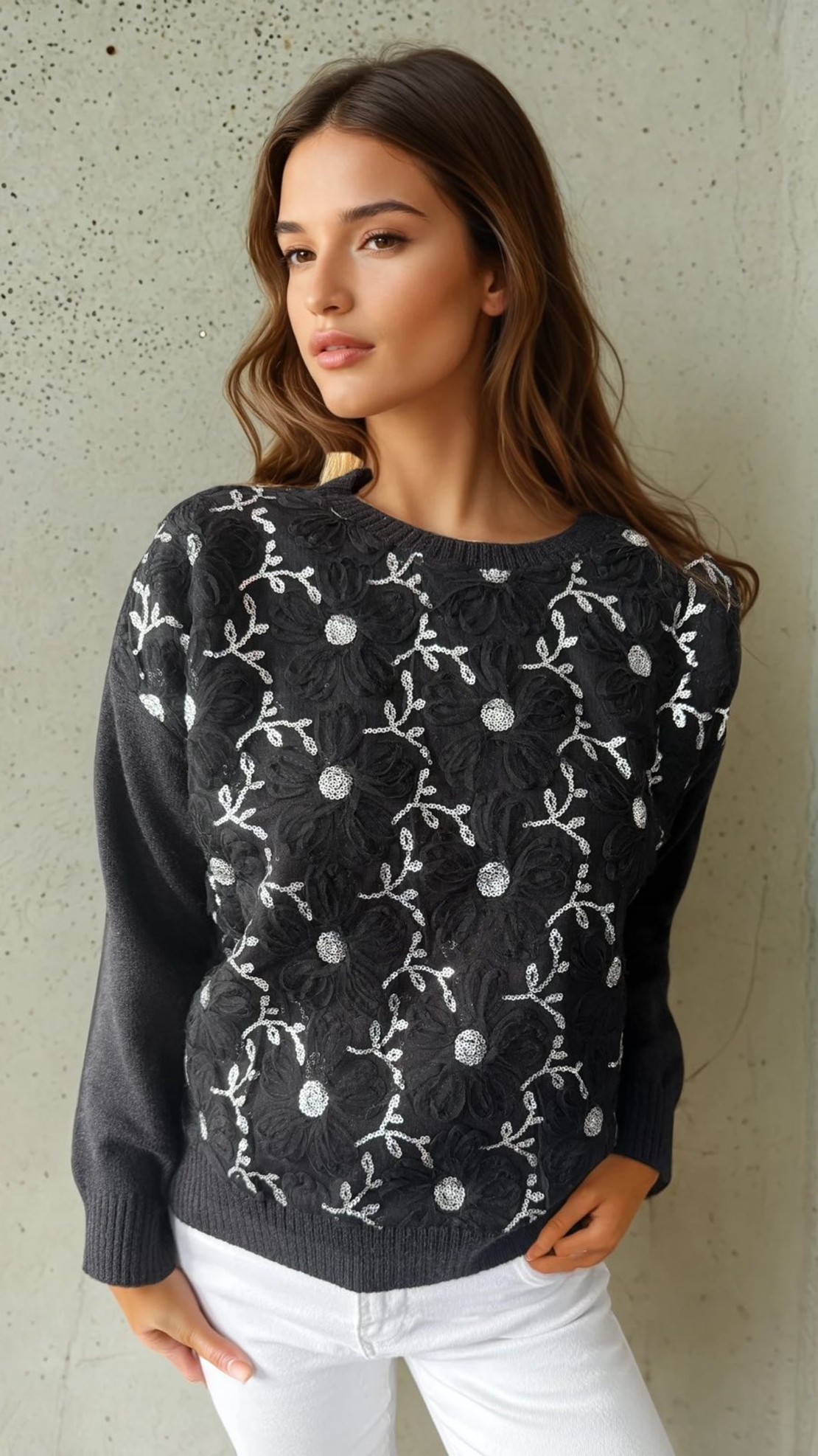 Пуловер с флорални детайли и ефектна декорация-черен