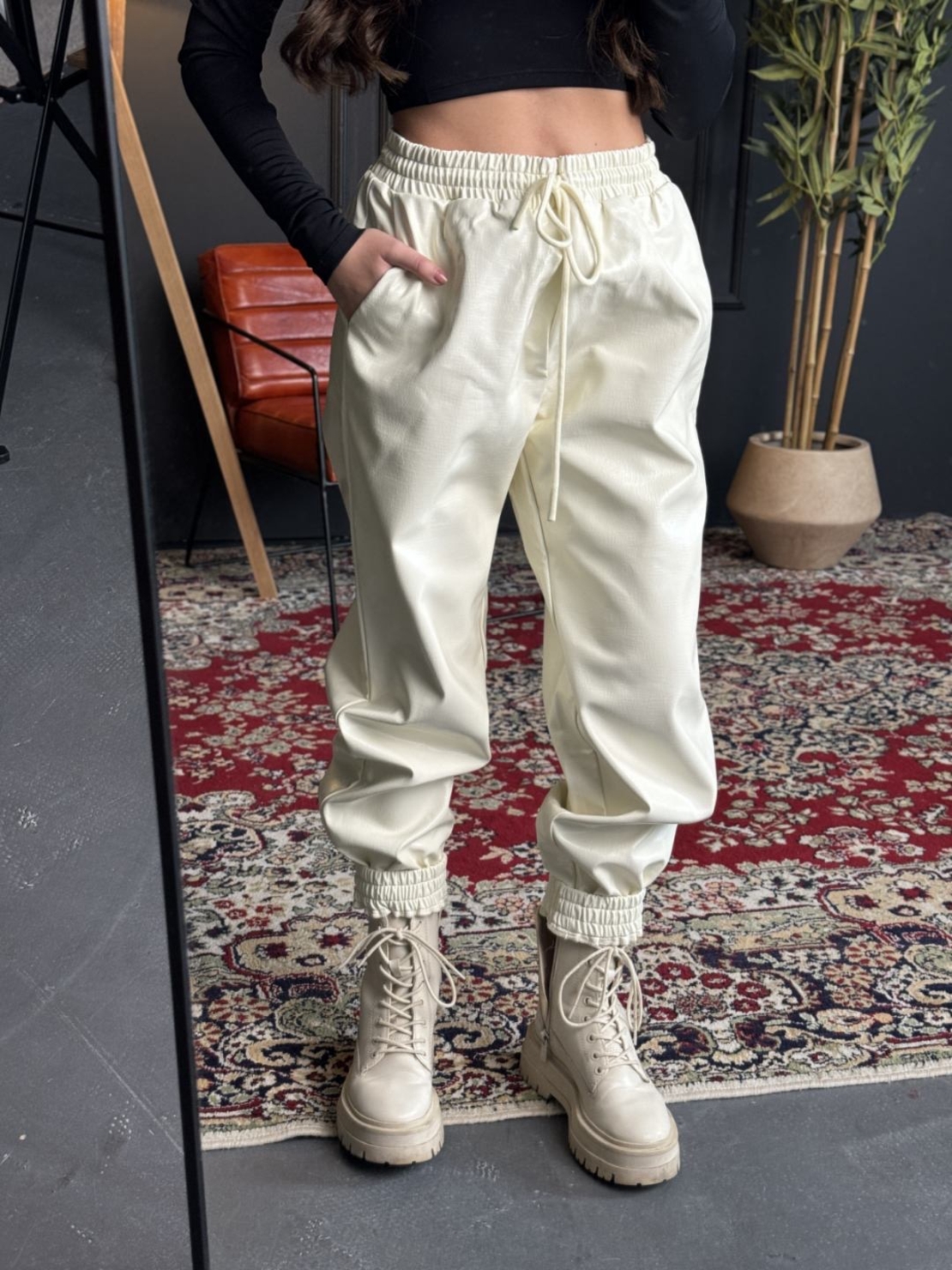 Кожен панталон тип джогър-бял