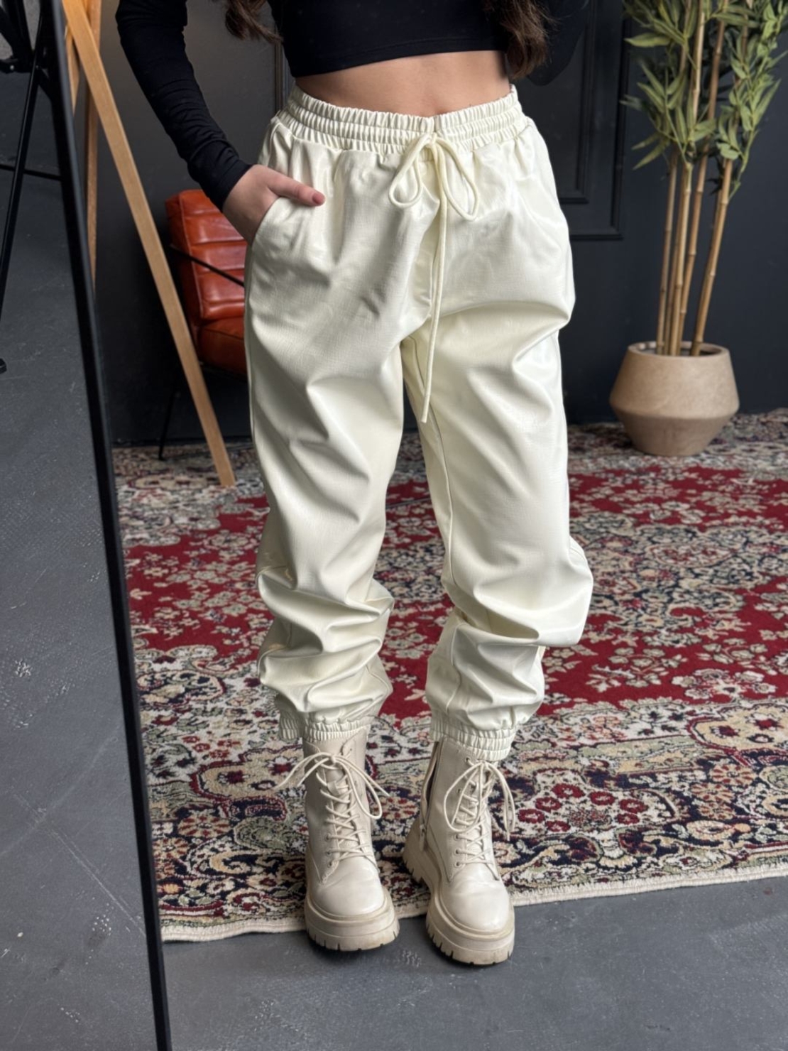 Кожен панталон тип джогър-бял