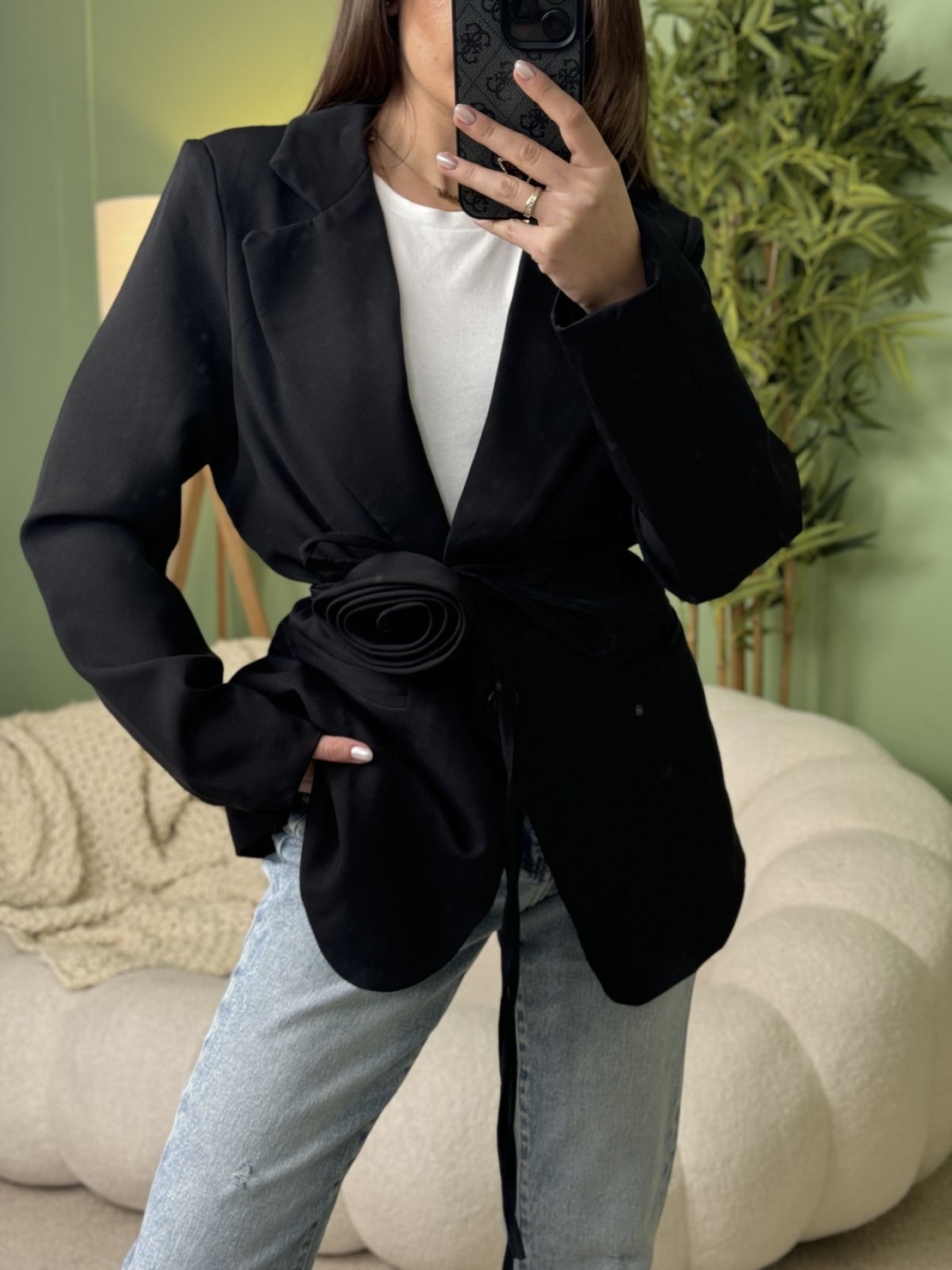 Елегантно черно дамско сако с декоративен колан