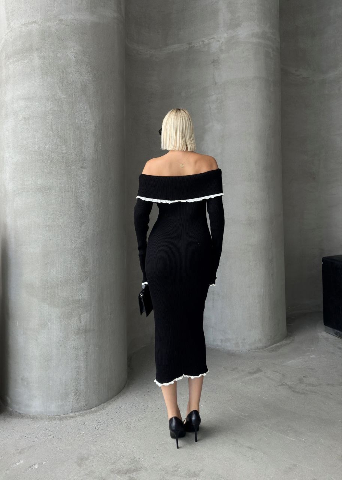 Елегантна черна плетена рокля с паднали рамене