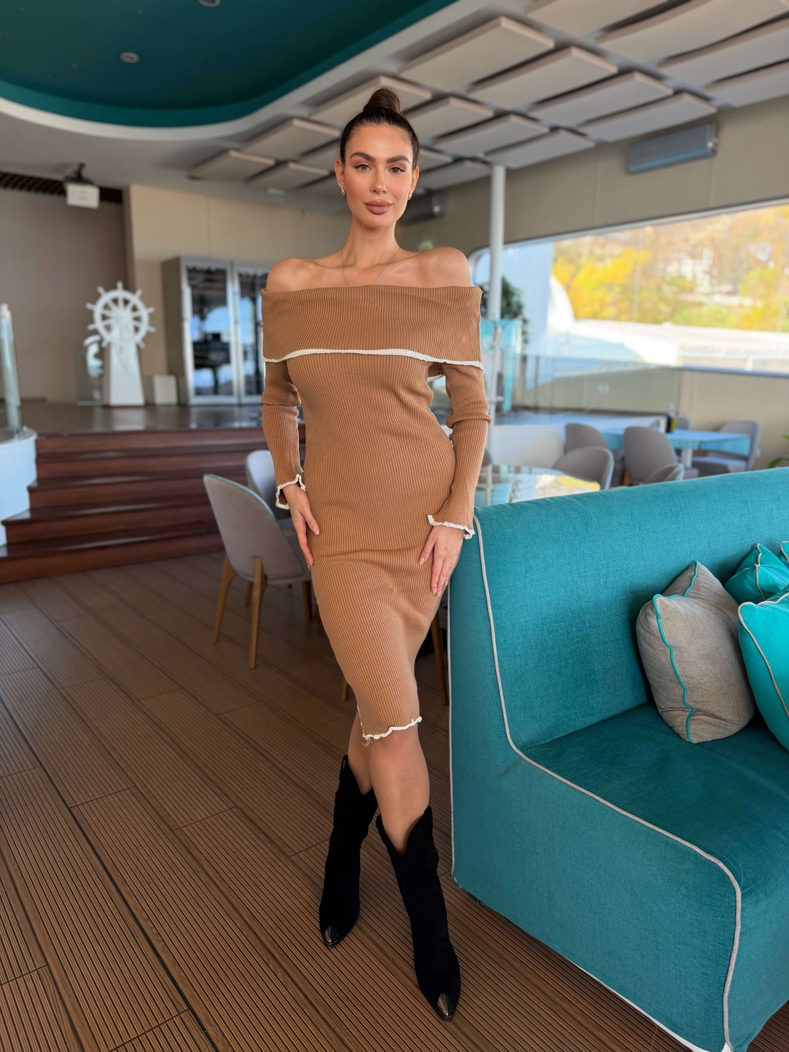 Елегантна бежова плетена рокля с паднали рамене