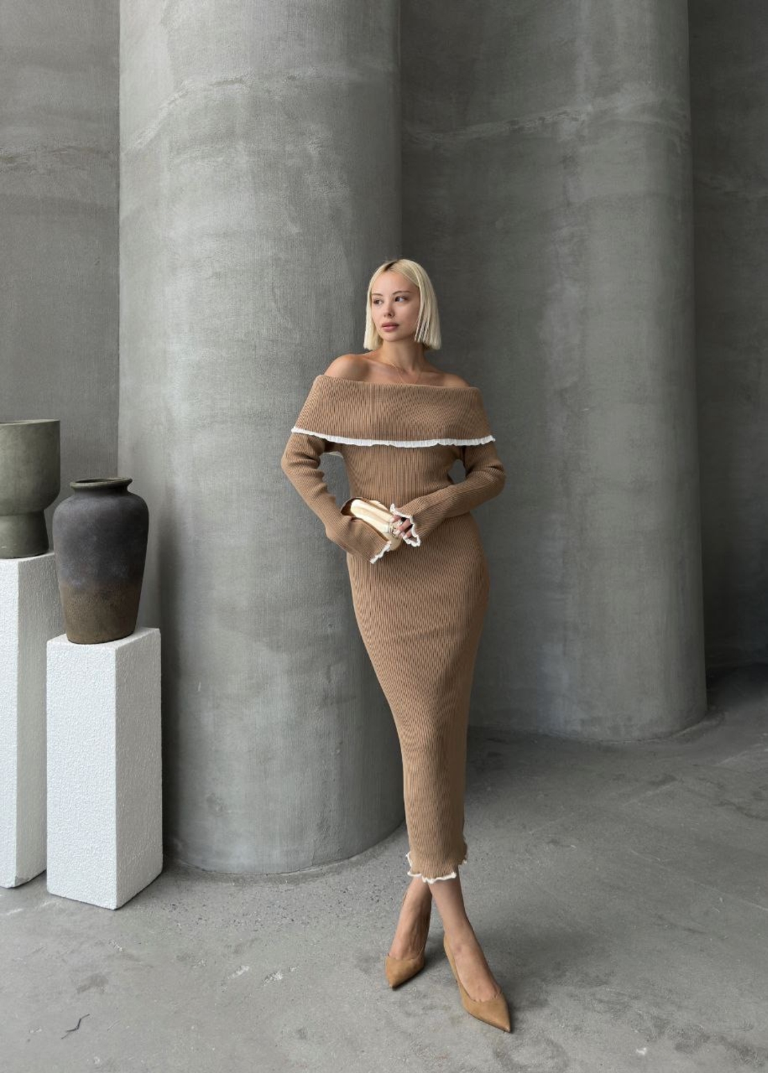 Елегантна бежова плетена рокля с паднали рамене