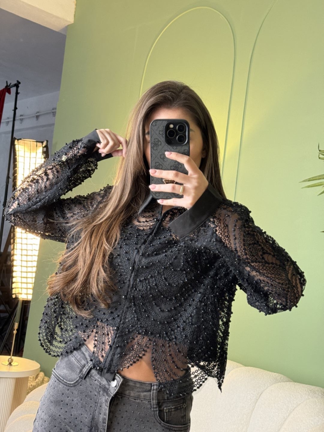 Дамска елегантна черна  дантелена риза с релефен ефект