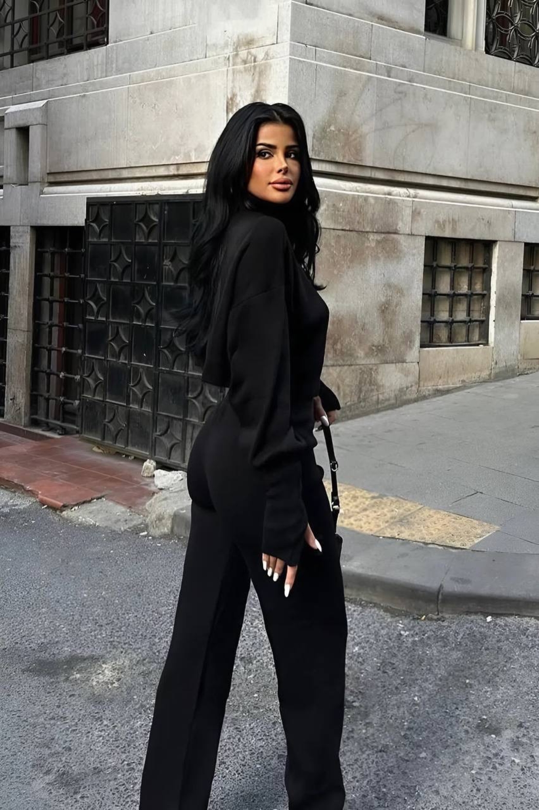 Комплект с кроп пуловер и панталон с права кройка-черно