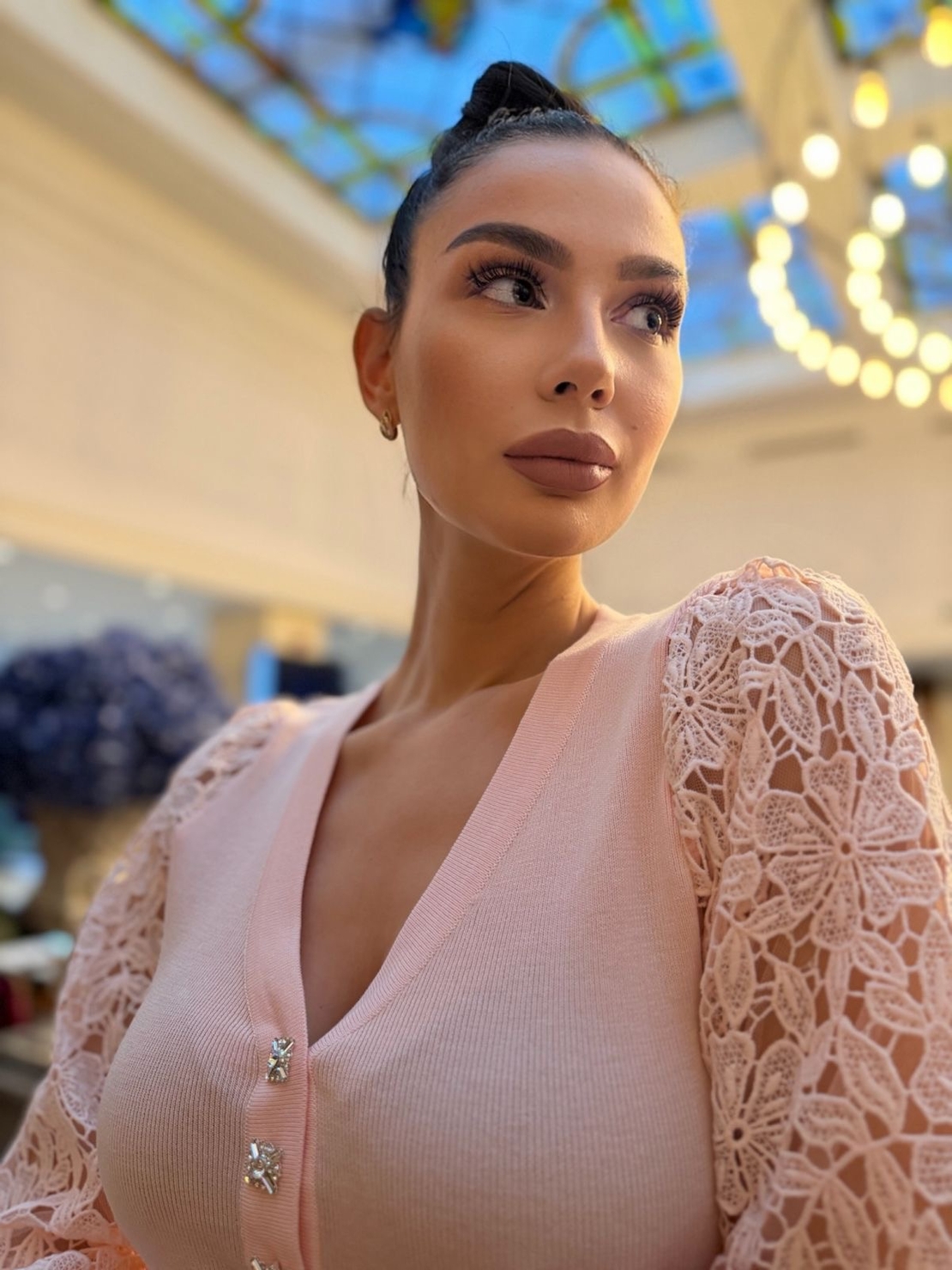 Елегантна розова дамска рокля с дантелени ръкави и V деколте