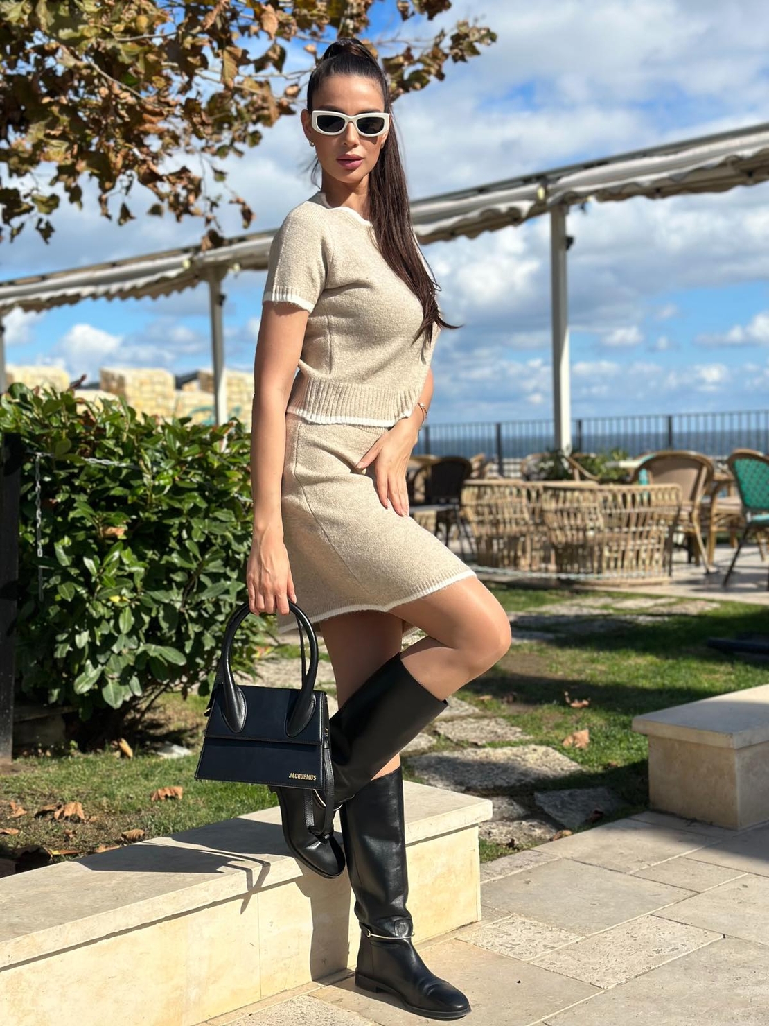 Комплект с пола и блуза с контрастен кант в бежово