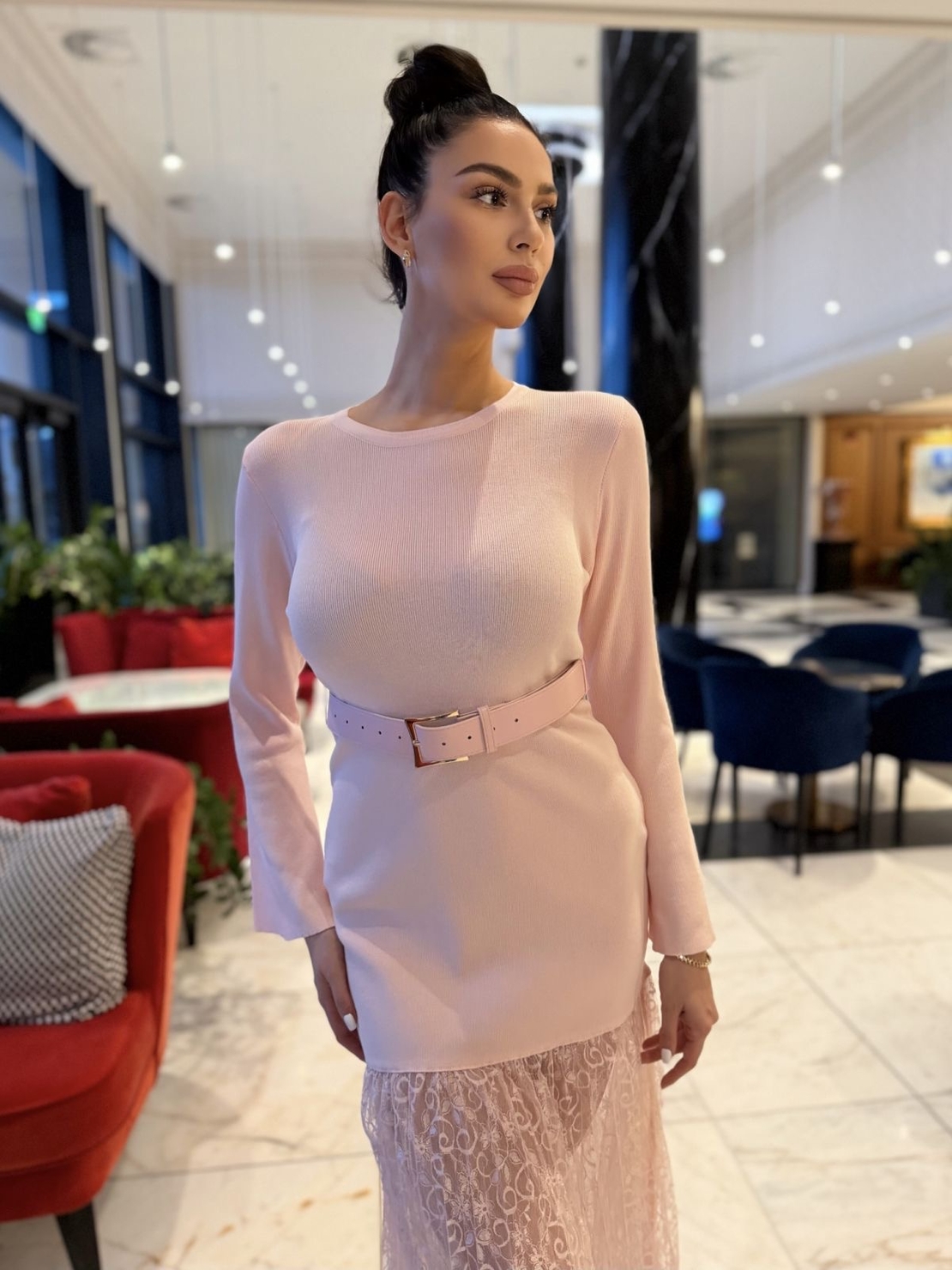 Елегантна розова  дамска рокля с колан и дантелена пола