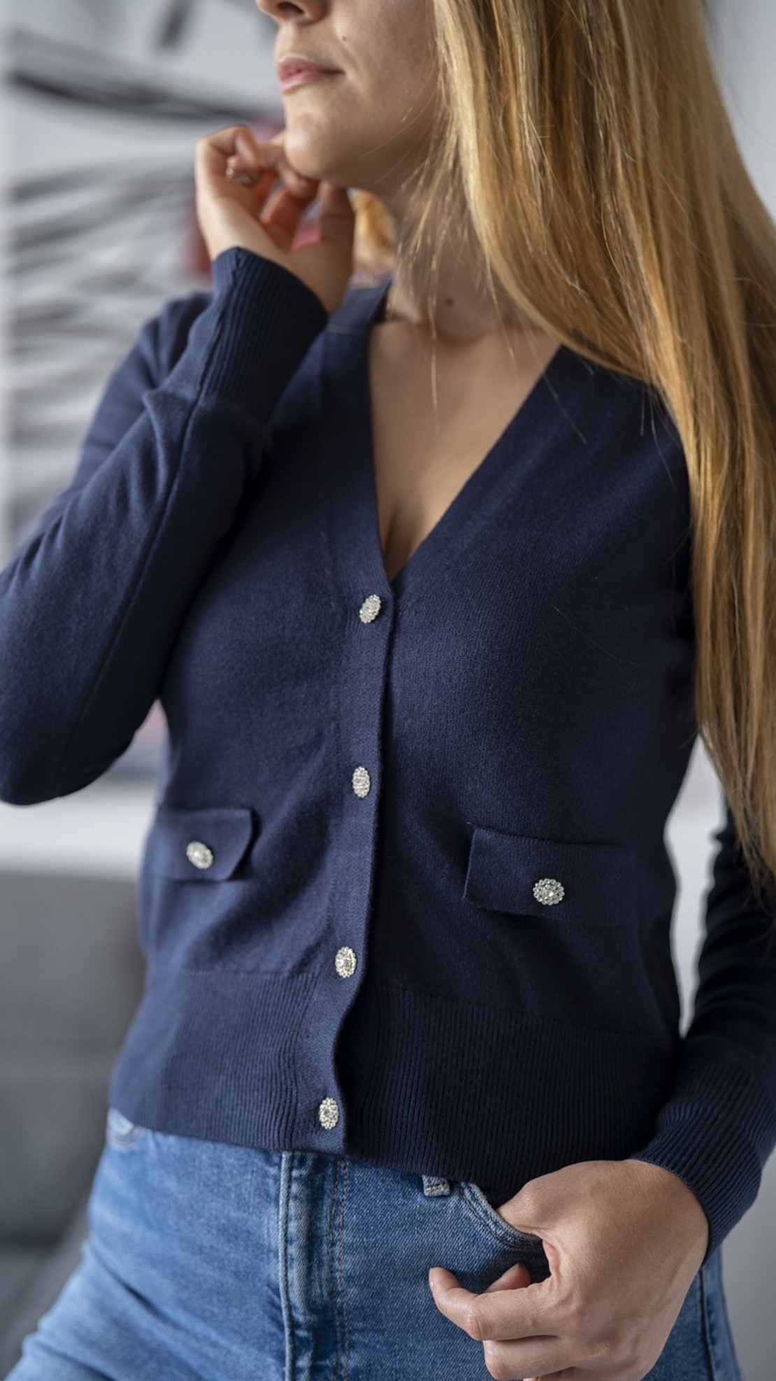 Дамска тъмносиня жилетка с декоративни копчета