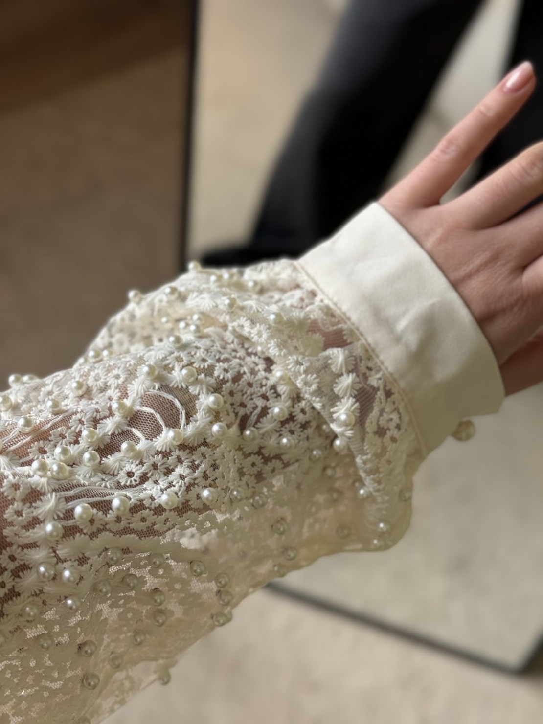 Дамска елегантна бяла  дантелена риза с релефен ефект