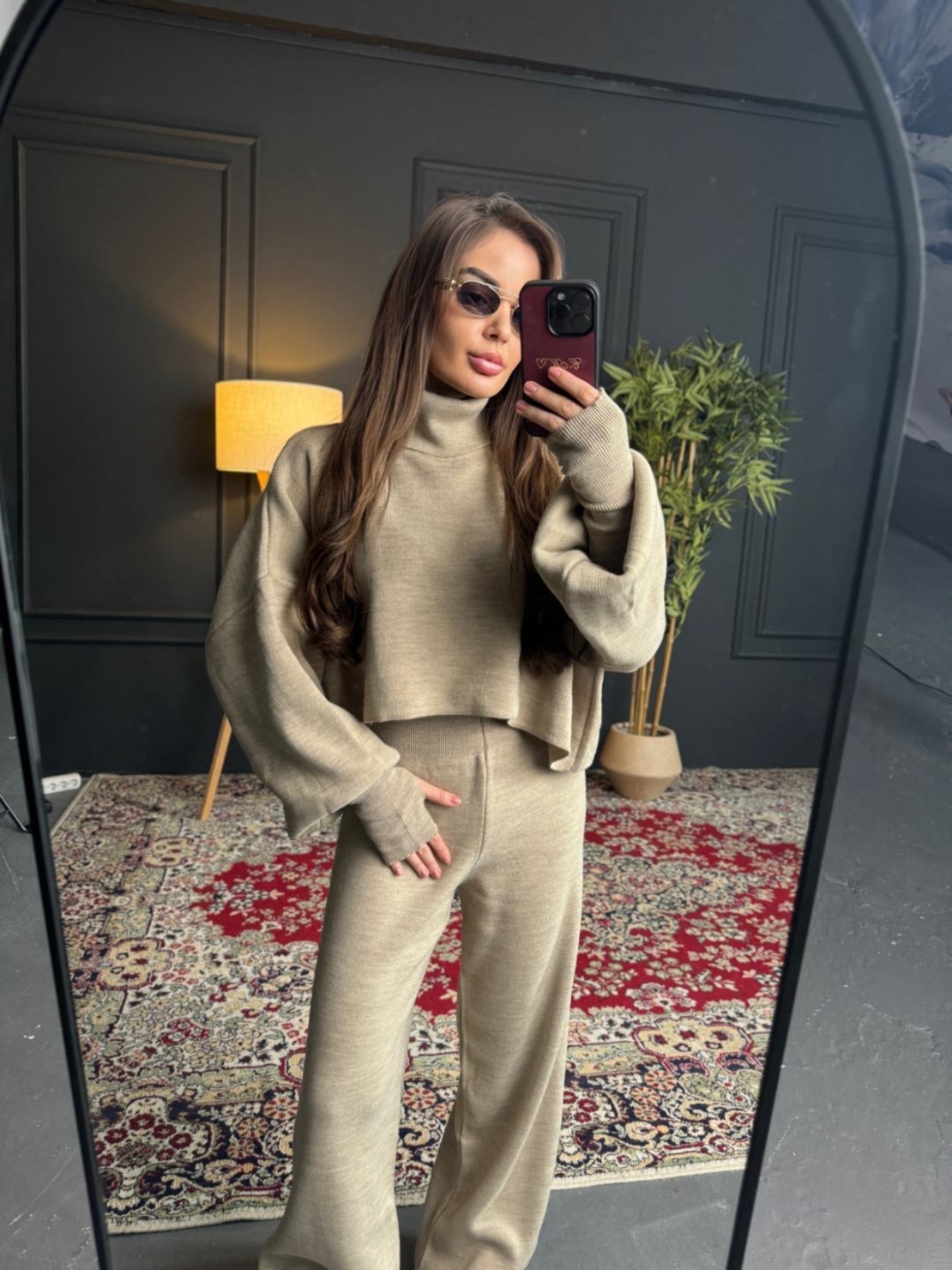 Комплект с кроп пуловер и панталон с права кройка-бежово