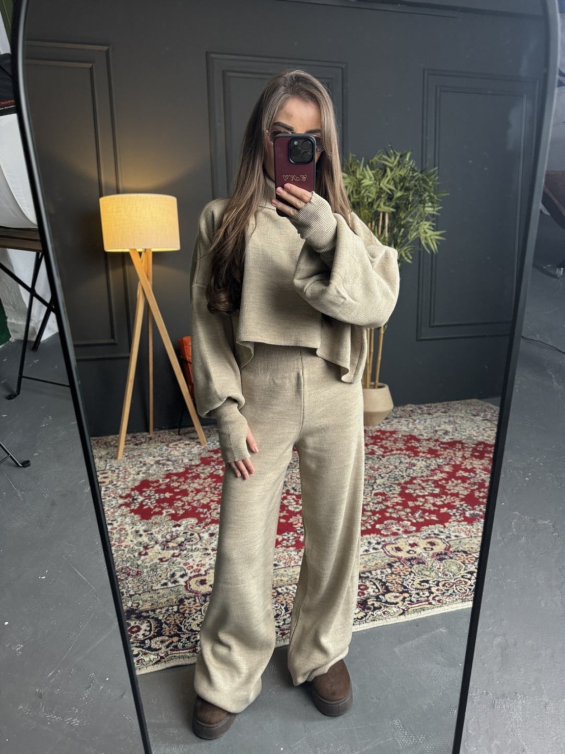 Комплект с кроп пуловер и панталон с права кройка-бежово