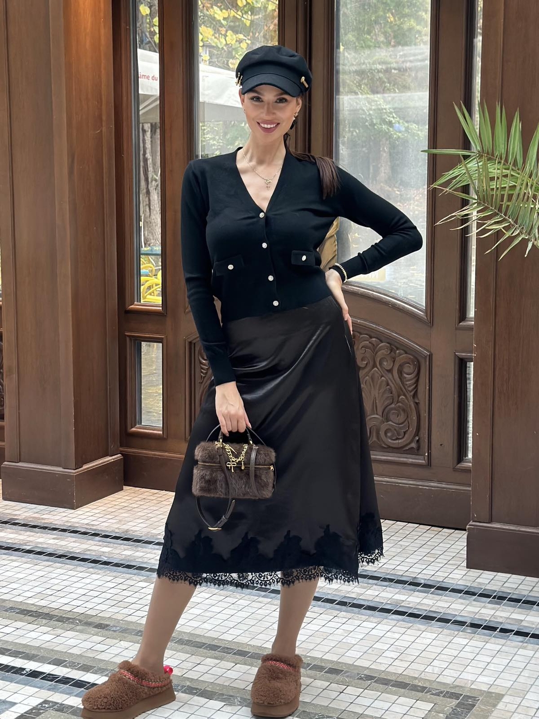 Сатенена черна пола с дантелен завършек