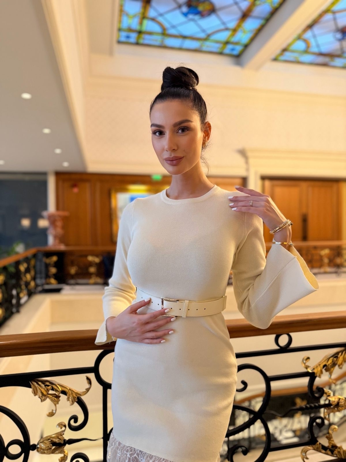 Елегантна бяла дамска рокля с колан и дантелена пола