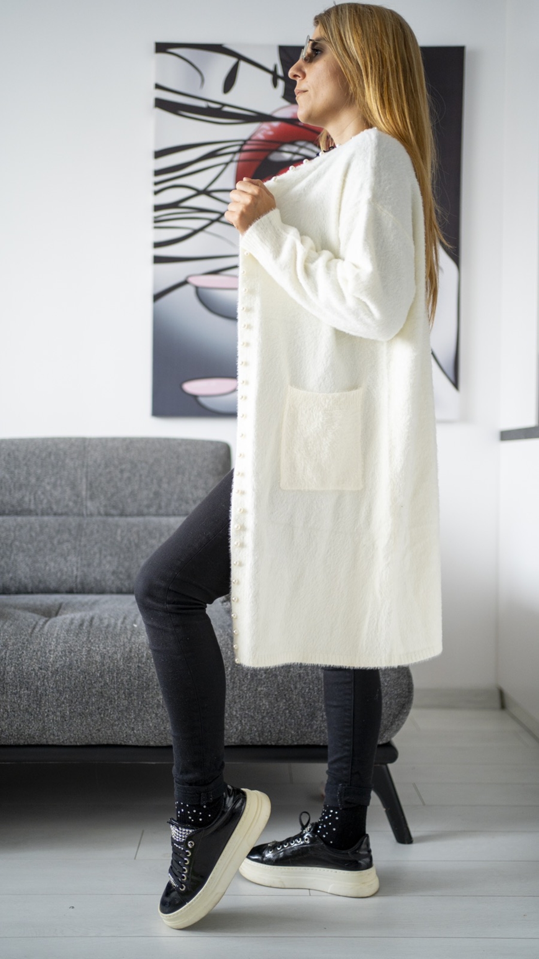 Дамска бяла дълга жилетка с перлени копчета