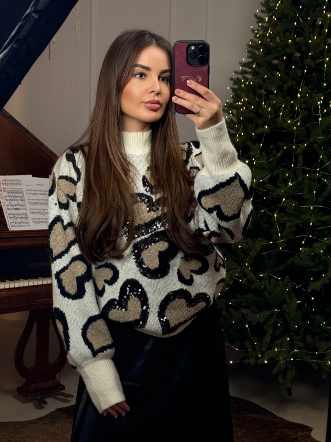 Дамски пуловер с пайети и сърца-екрю