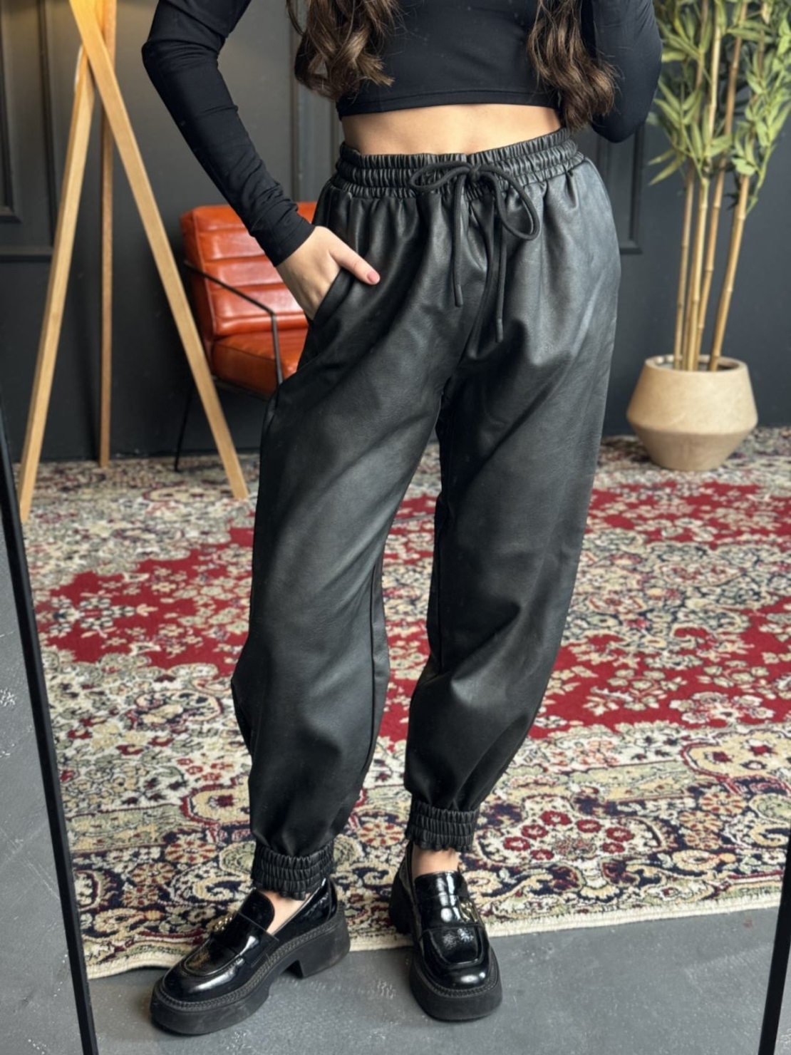 Кожен панталон тип джогър-черен