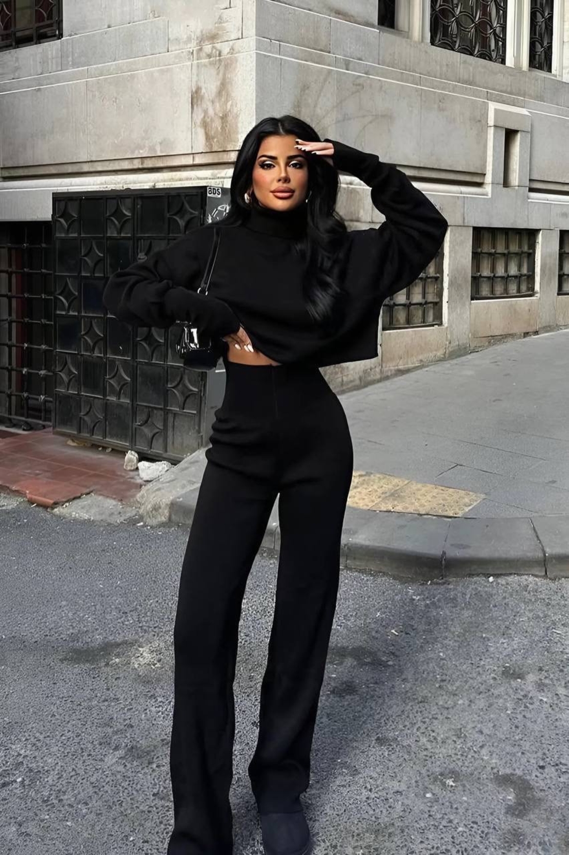 Комплект с кроп пуловер и панталон с права кройка-черно