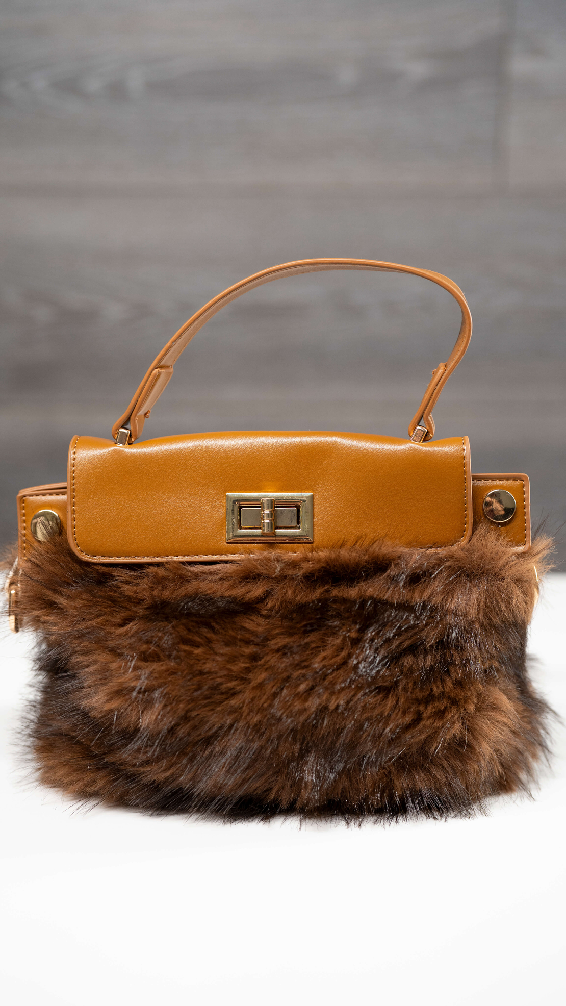 Дамска пухкава чанта ,,Fluffy Elegance''-кафяво