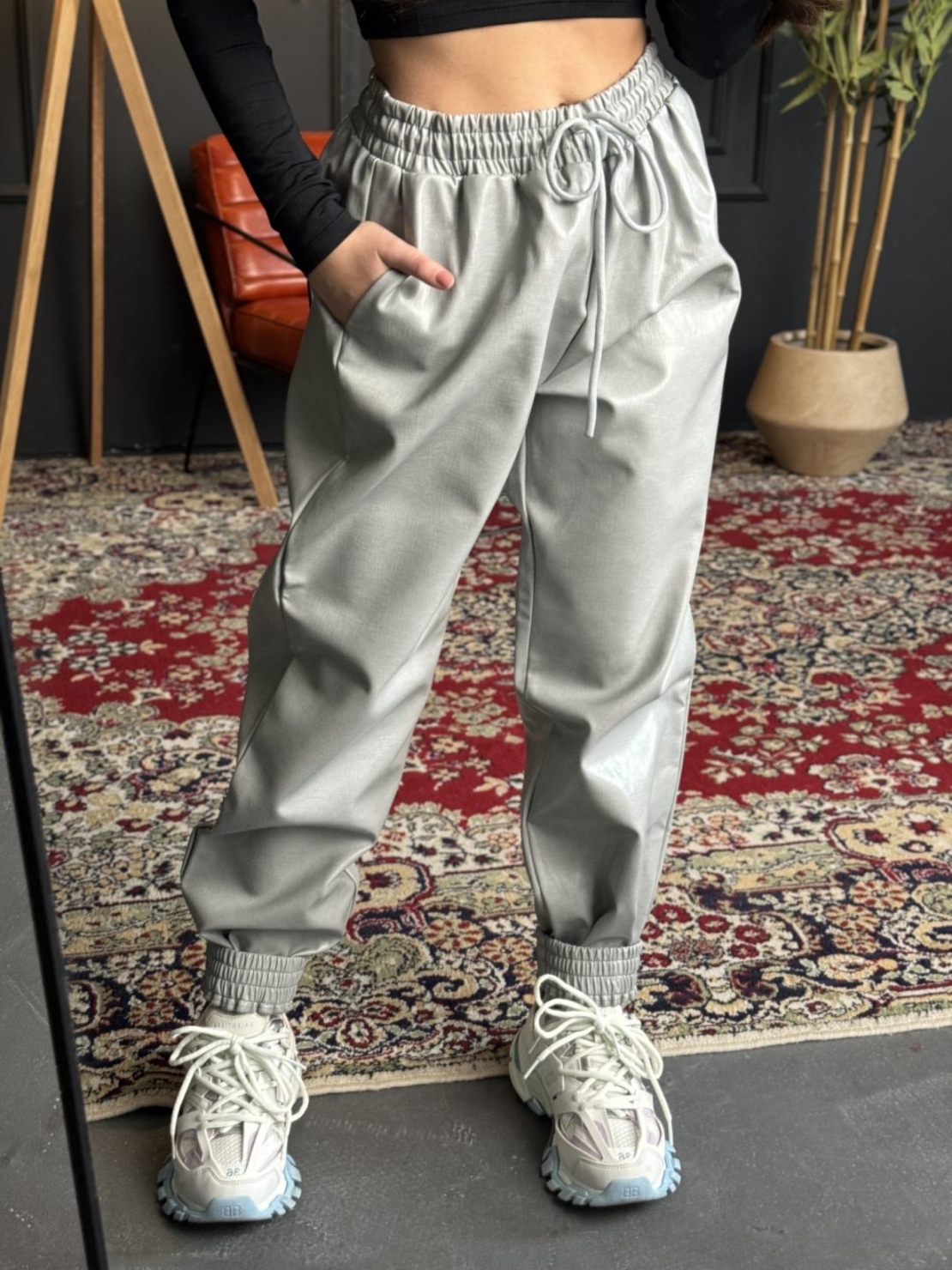 Кожен панталон тип джогър-сиво