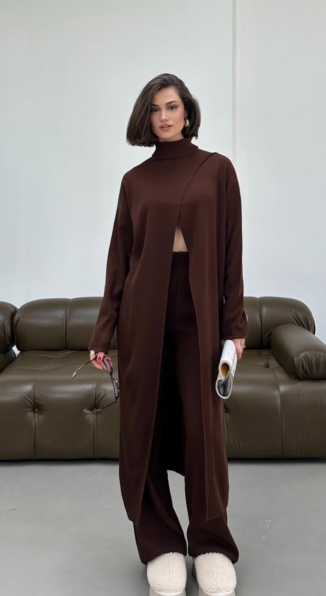 Комплект с асиметричен поло пуловер и прав панталон-кафяво