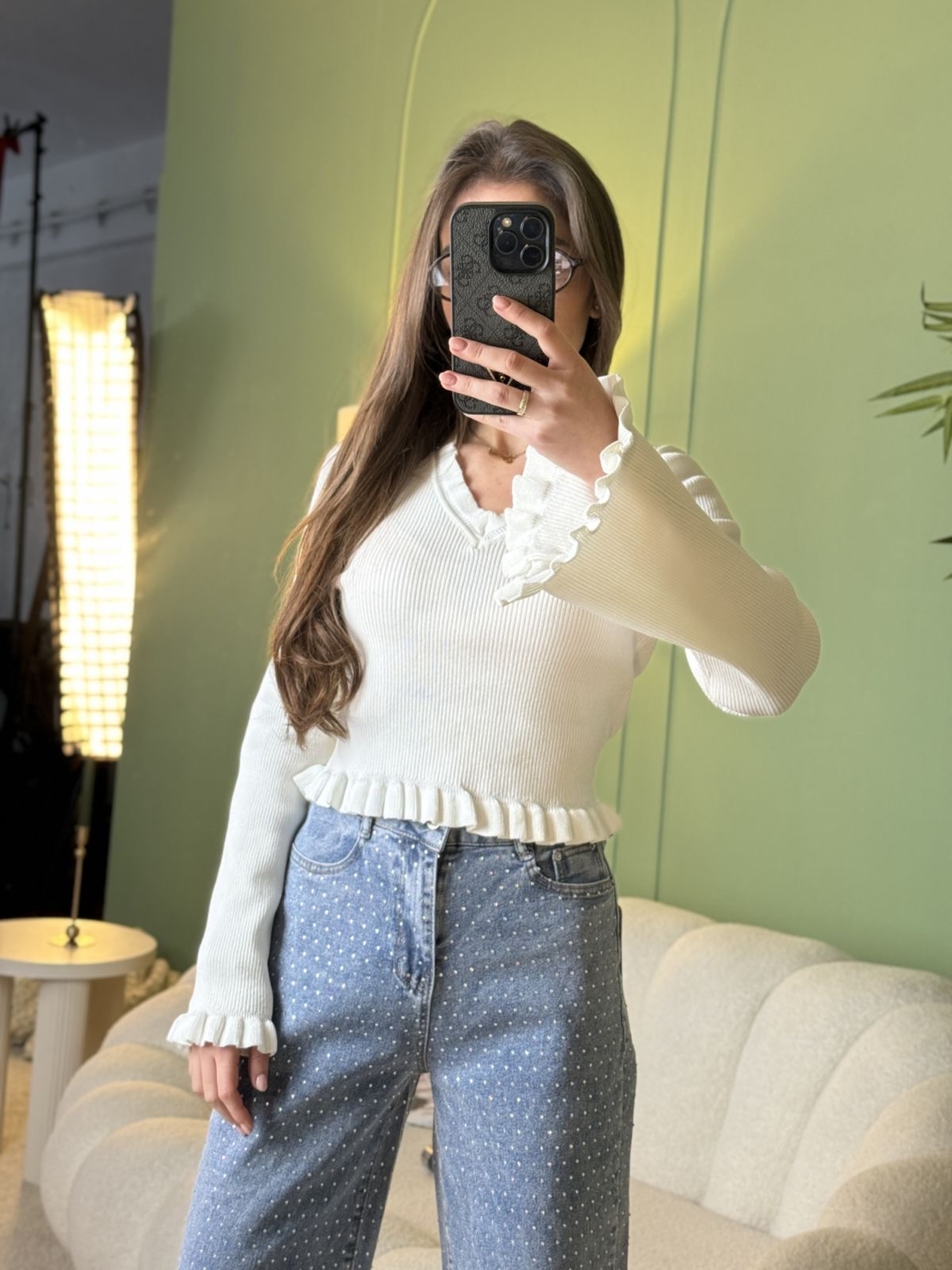 Дамска рипсена бяла  блуза с V-образно деколте и волани