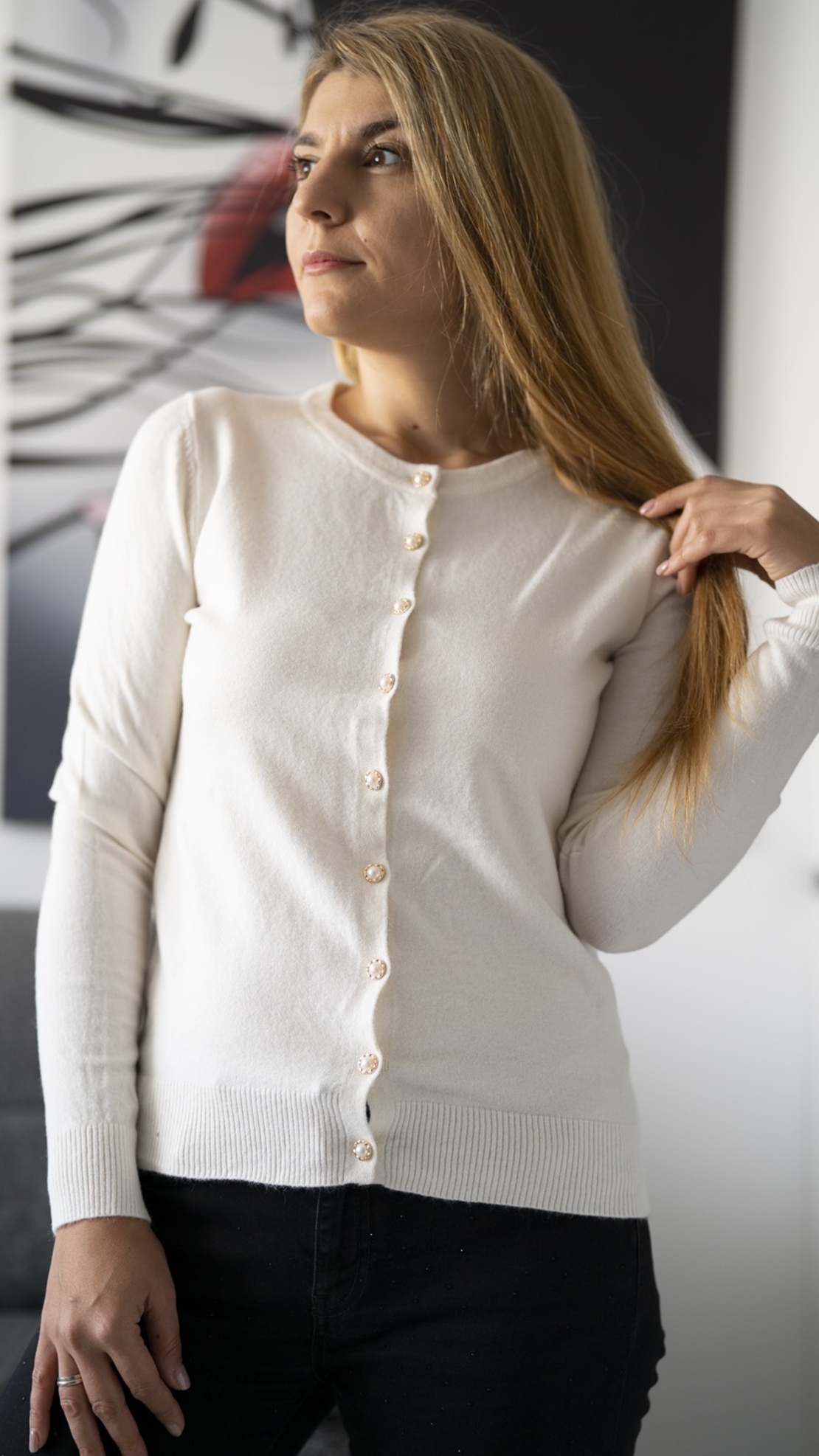 Жилетка с акцент перлени копчета-бяла