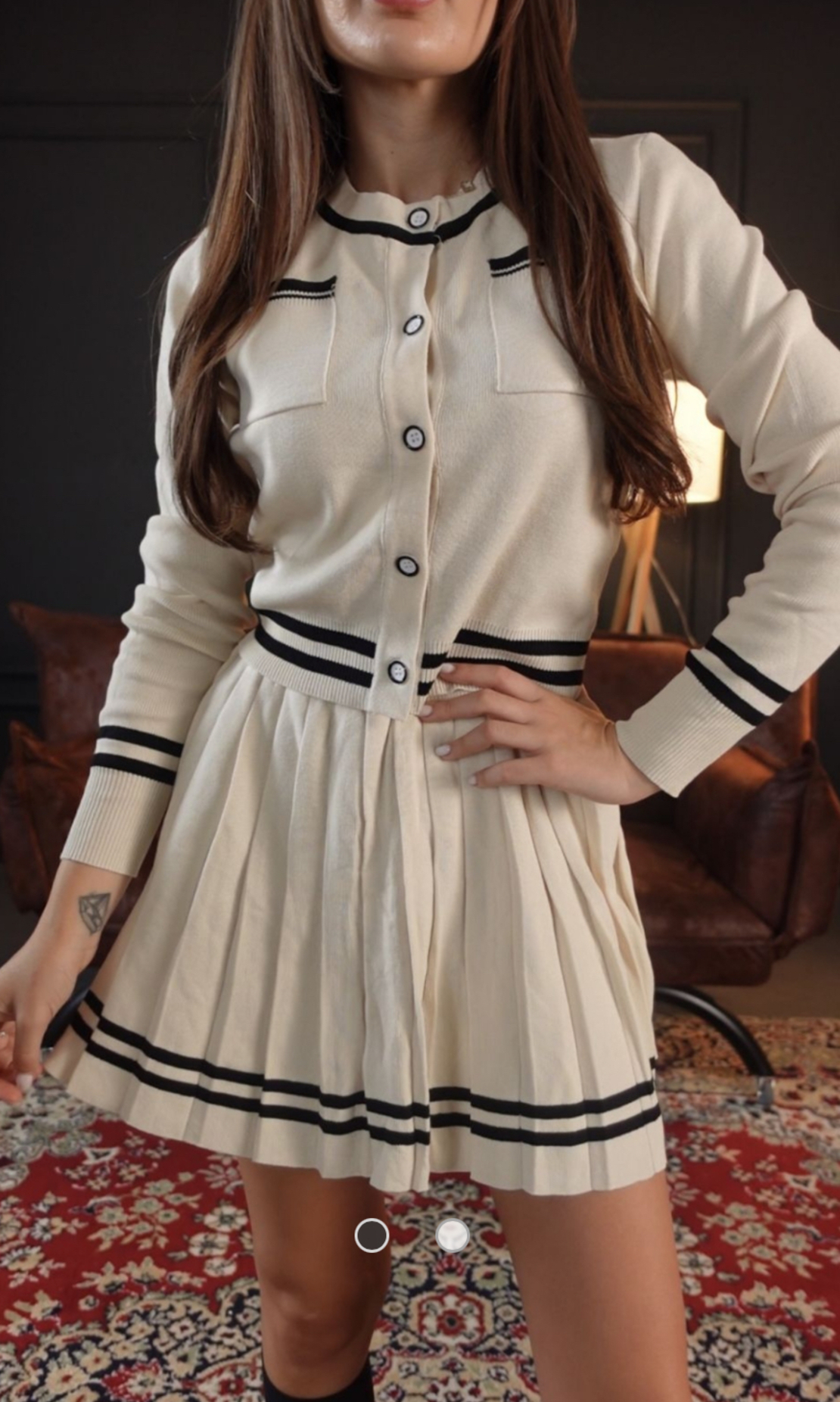 Дамски плетен бежов комплект – жилетка и плисирана пола