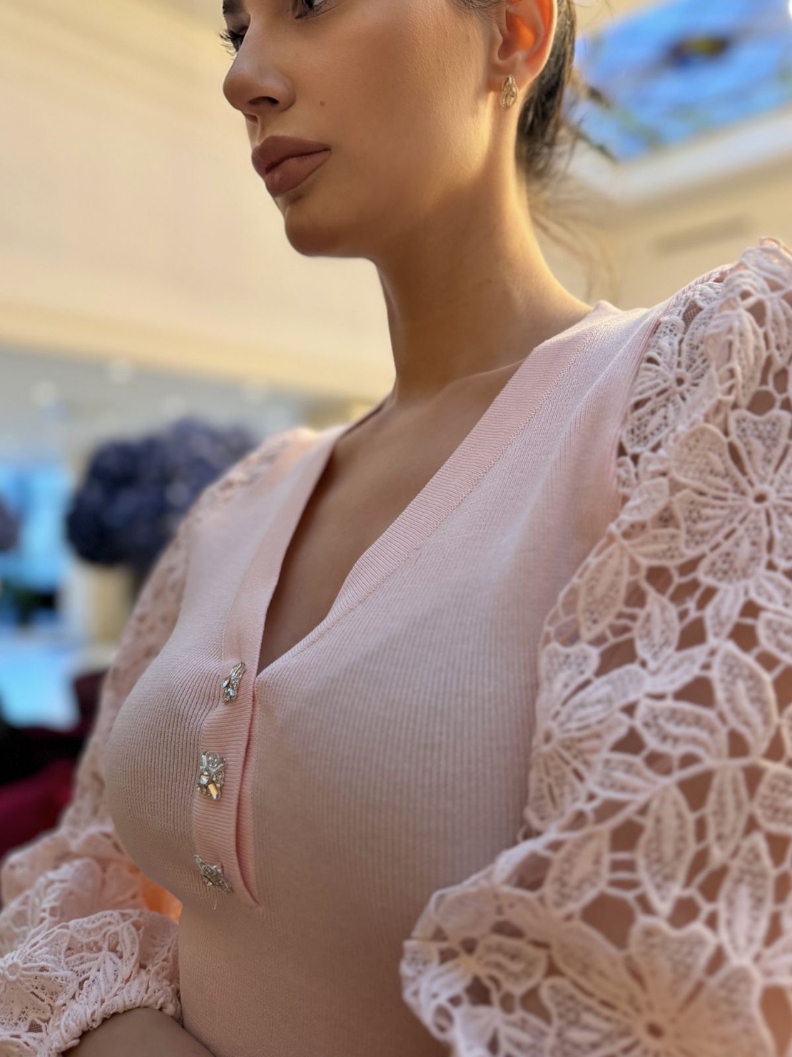 Елегантна розова дамска рокля с дантелени ръкави и V деколте