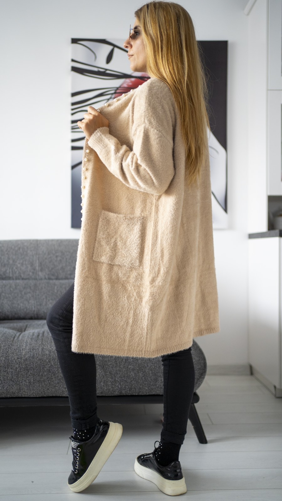 Дамска бежова дълга жилетка с перлени копчета