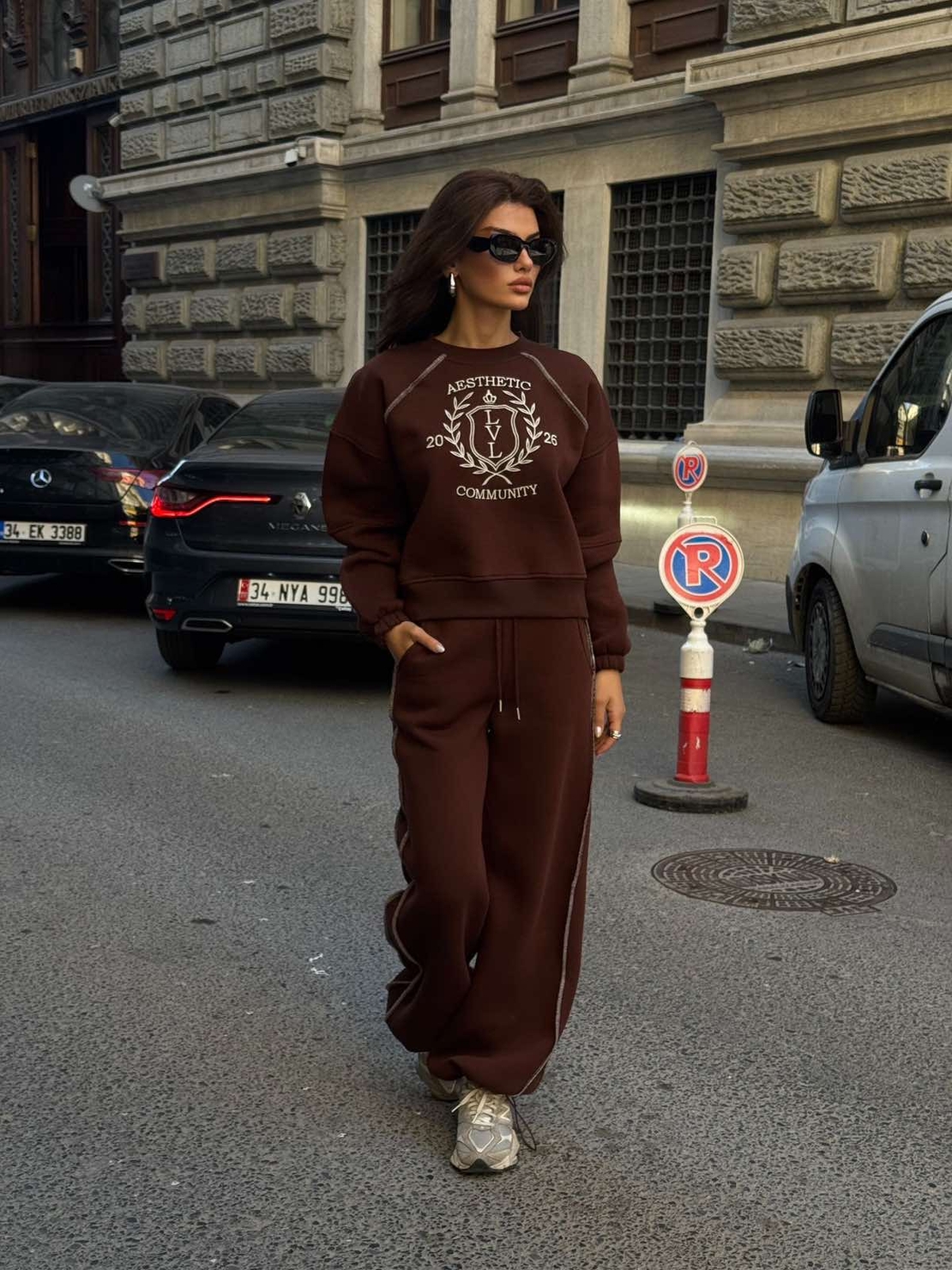 Дамски спортен комплект Aesthetic Community (суитшърт + панталон)-кафяв