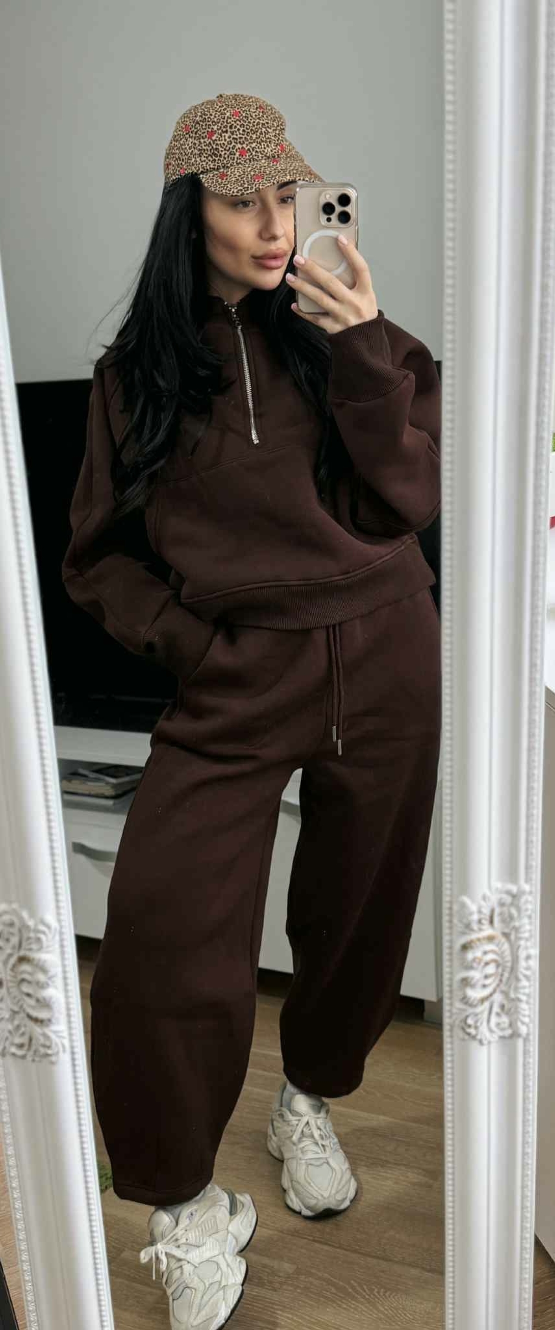 Дамски спортен комплект с цип и качулка (суитшърт + панталон)-кафяв