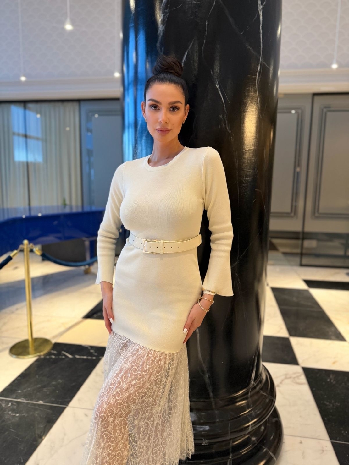 Елегантна бяла дамска рокля с колан и дантелена пола