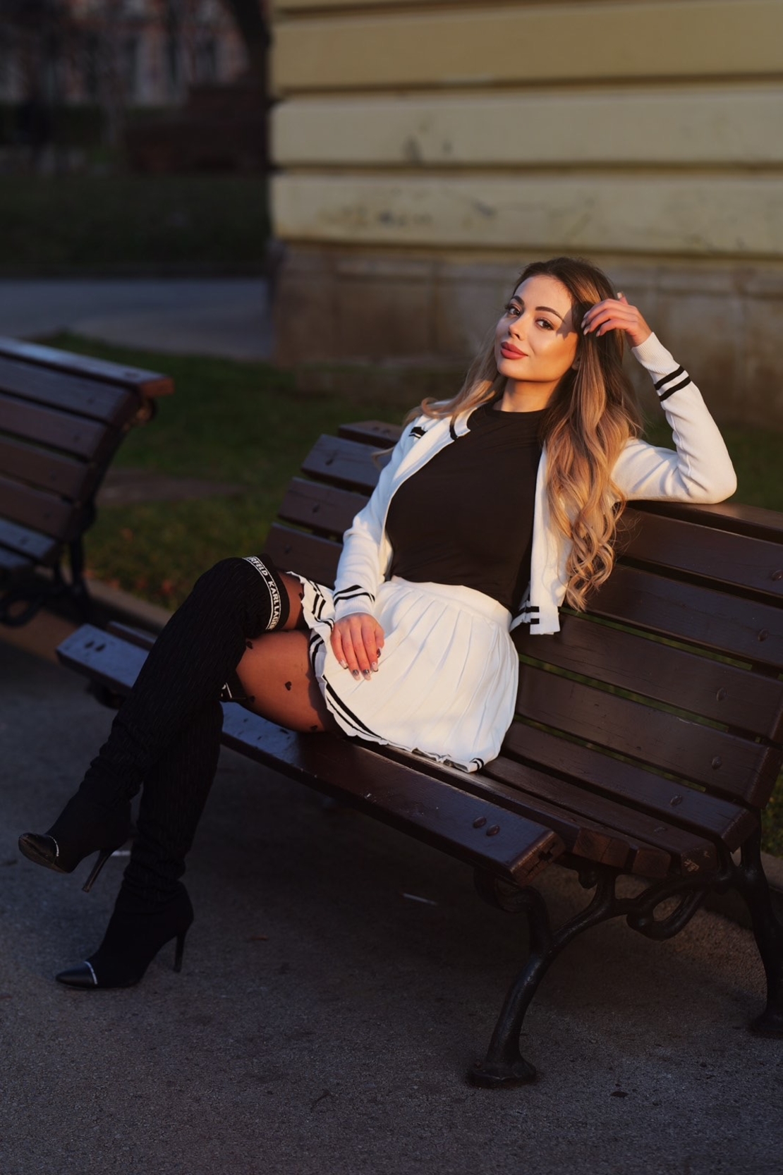 Дамски плетен бял комплект – жилетка и плисирана пола