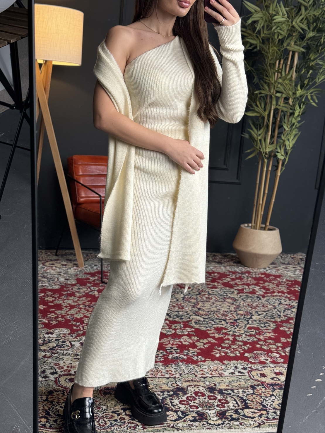 Плетена рокля с асиметрично рамо и шал-екрю