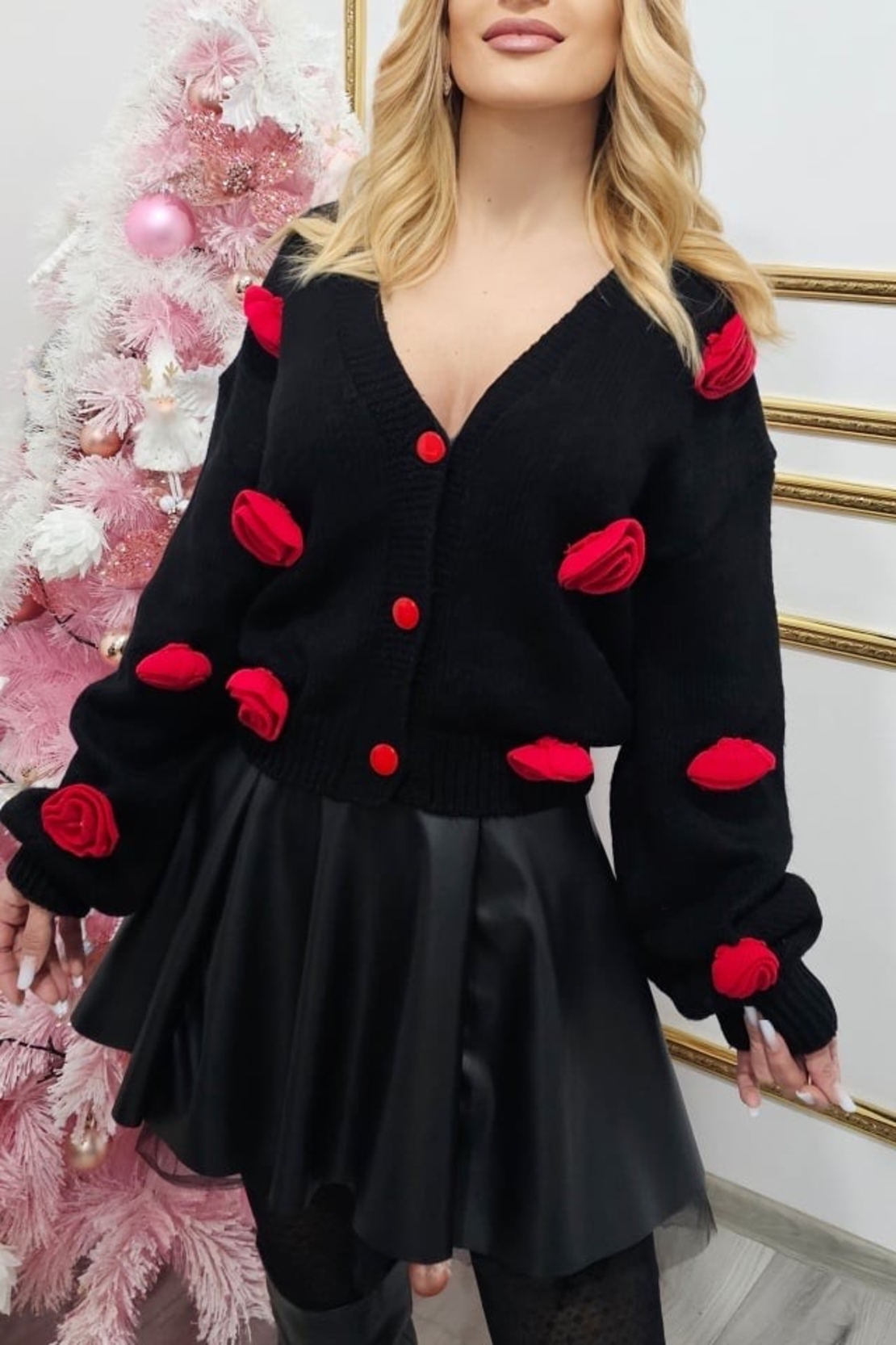 Жилетка с 3D цветя и ефектни копчета  в черно