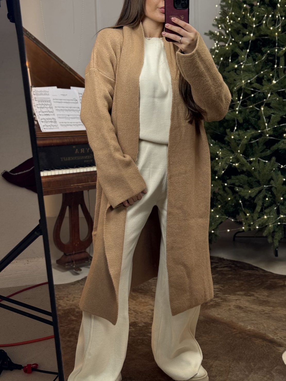 Дълга бежова жилетка с широка кройка