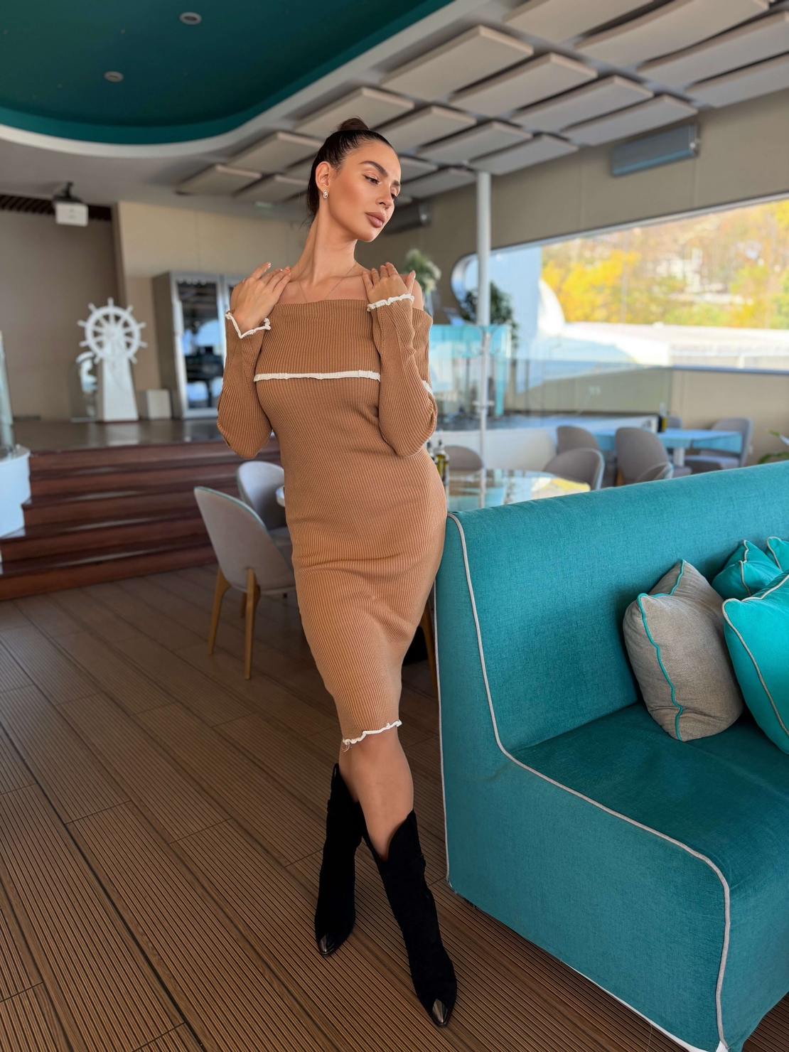 Елегантна бежова плетена рокля с паднали рамене