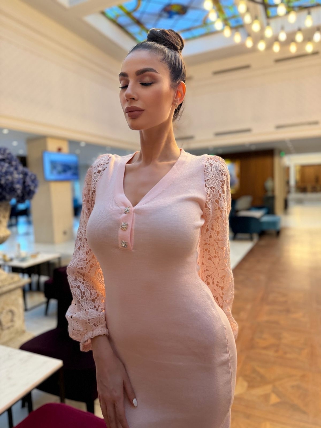 Елегантна розова дамска рокля с дантелени ръкави и V деколте