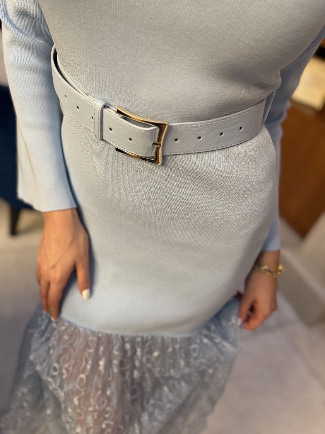 Елегантна синя дамска рокля с колан и дантелена пола