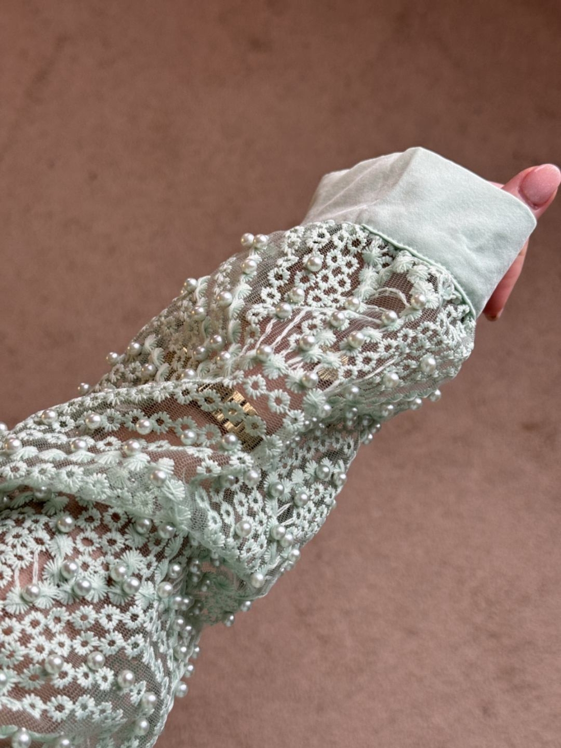 Дамска елегантна зелена  дантелена риза с релефен ефект