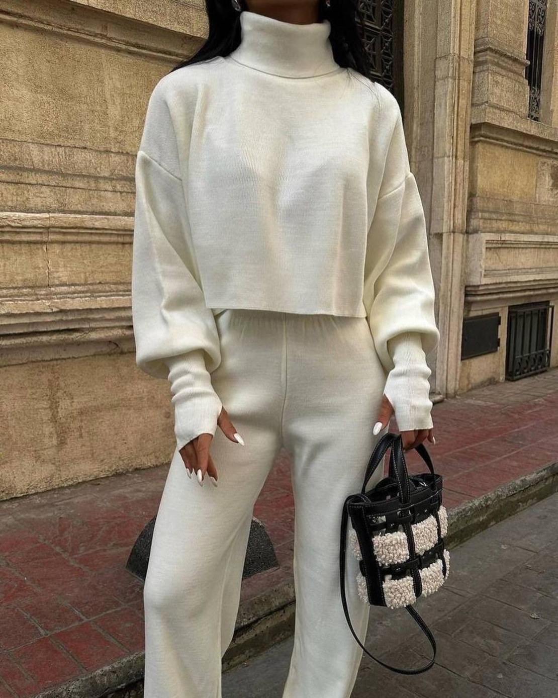 Комплект с кроп пуловер и панталон с права кройка-бяло