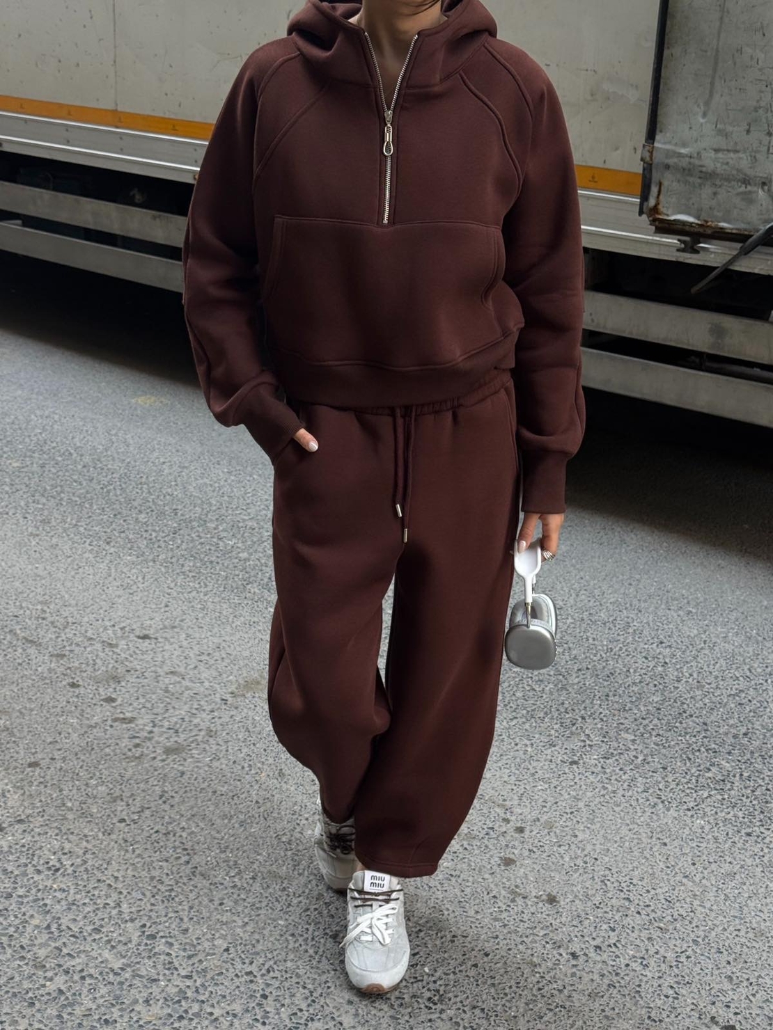 Дамски спортен комплект с цип и качулка (суитшърт + панталон)-кафяв