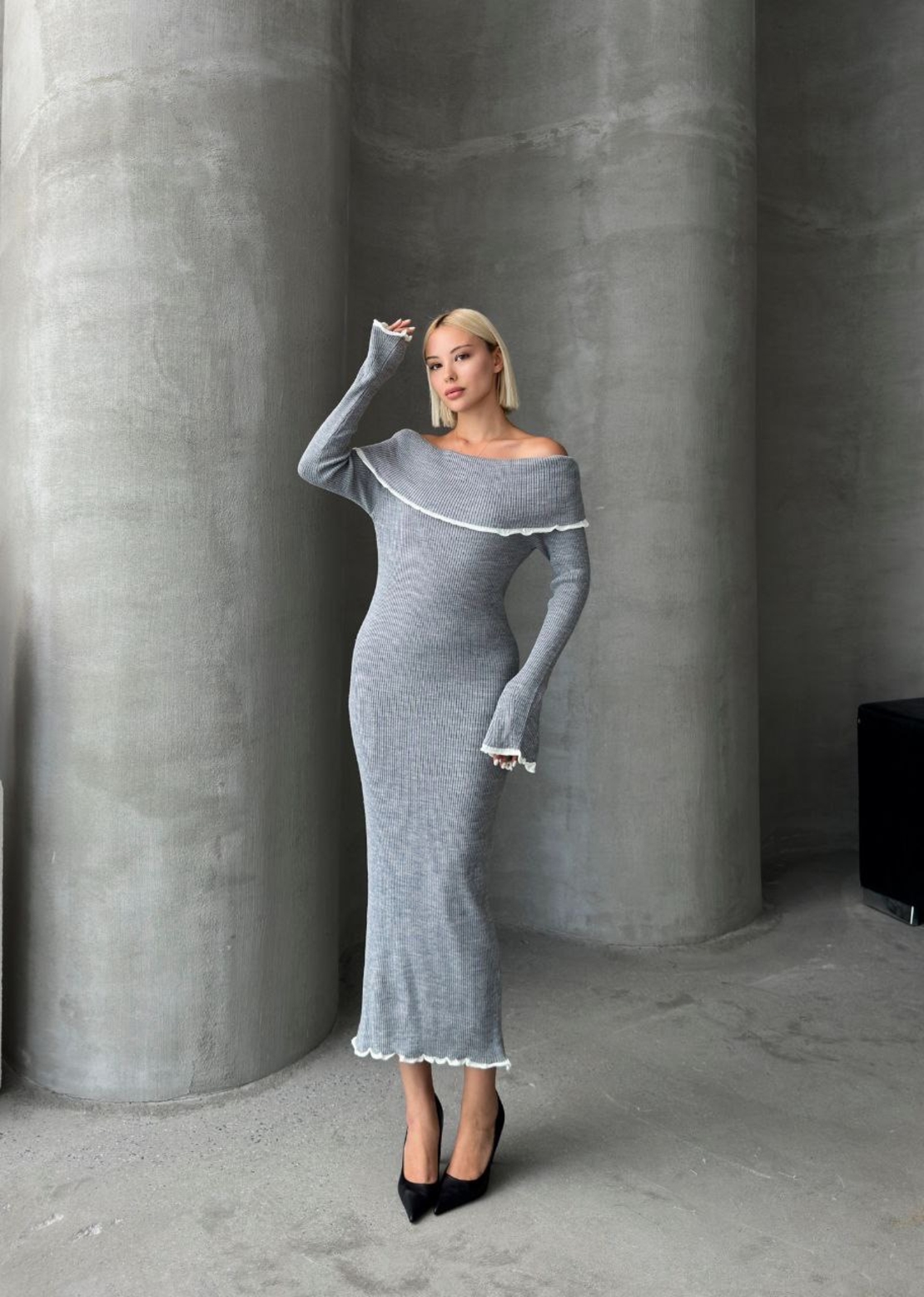 Елегантна сива плетена рокля с паднали рамене