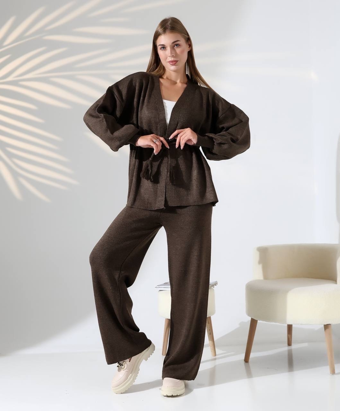 Дамски кафяв комплект – жилетка и панталон