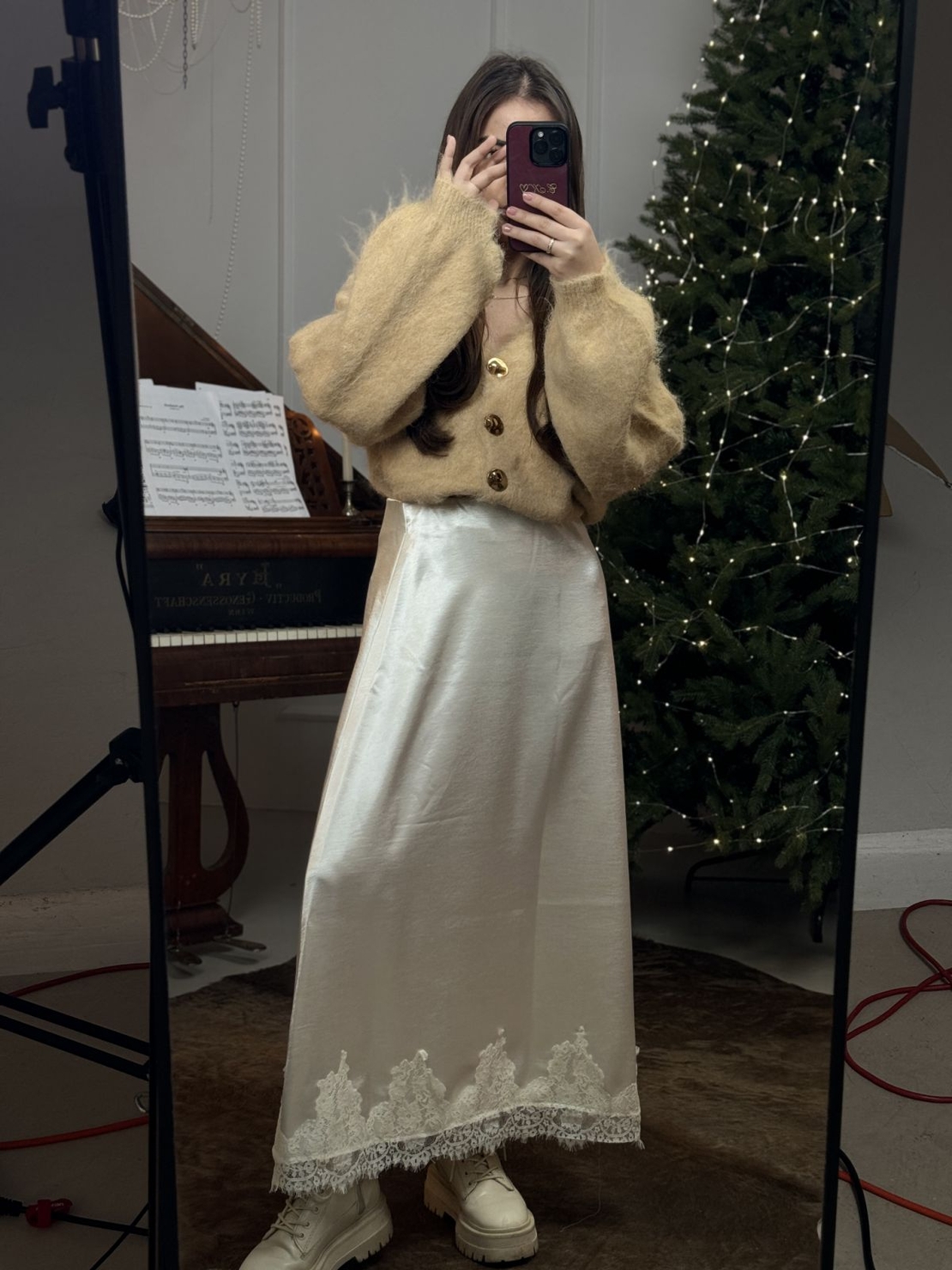 Сатенена бяла пола с дантелен завършек