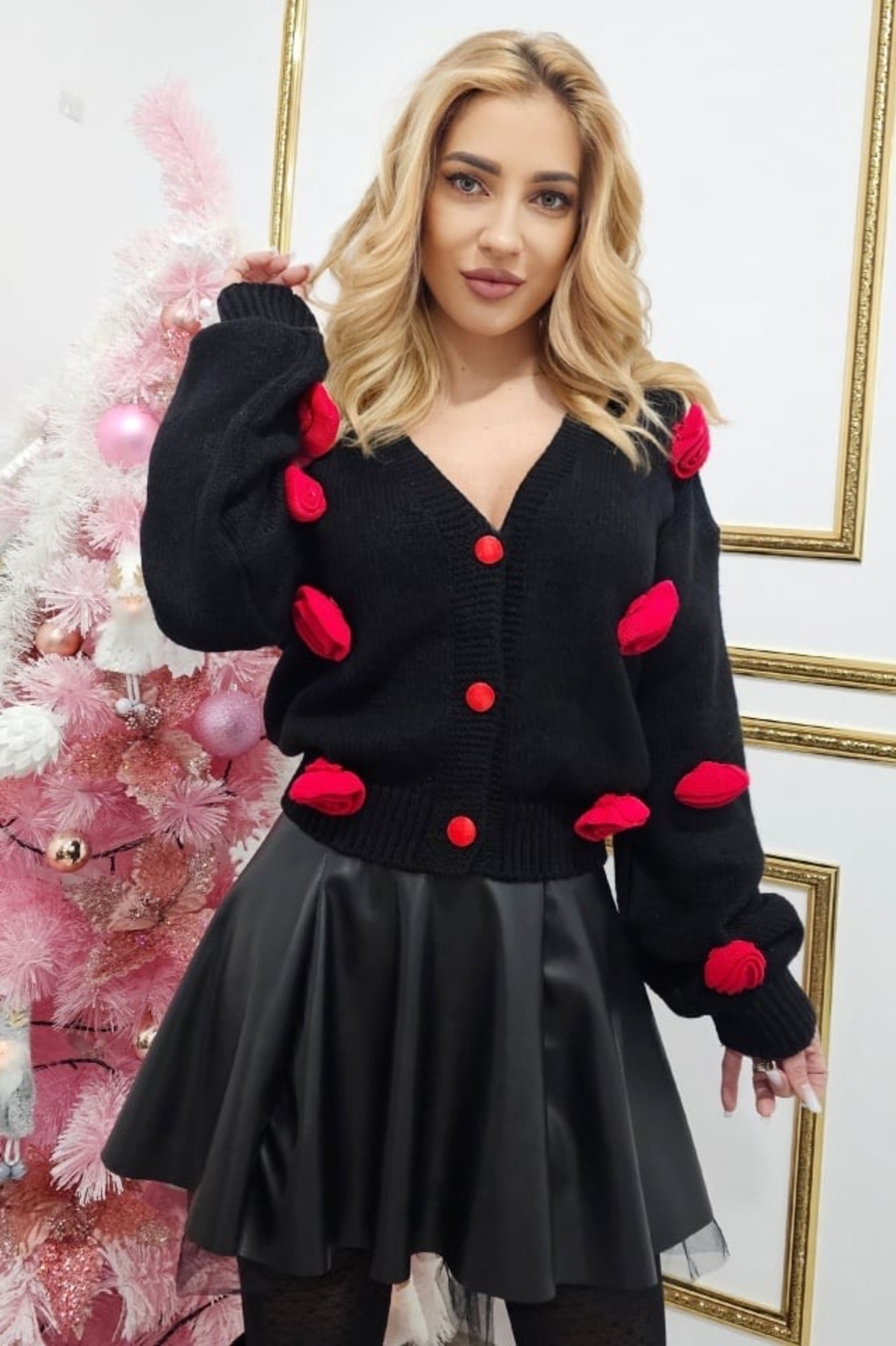 Жилетка с 3D цветя и ефектни копчета  в черно