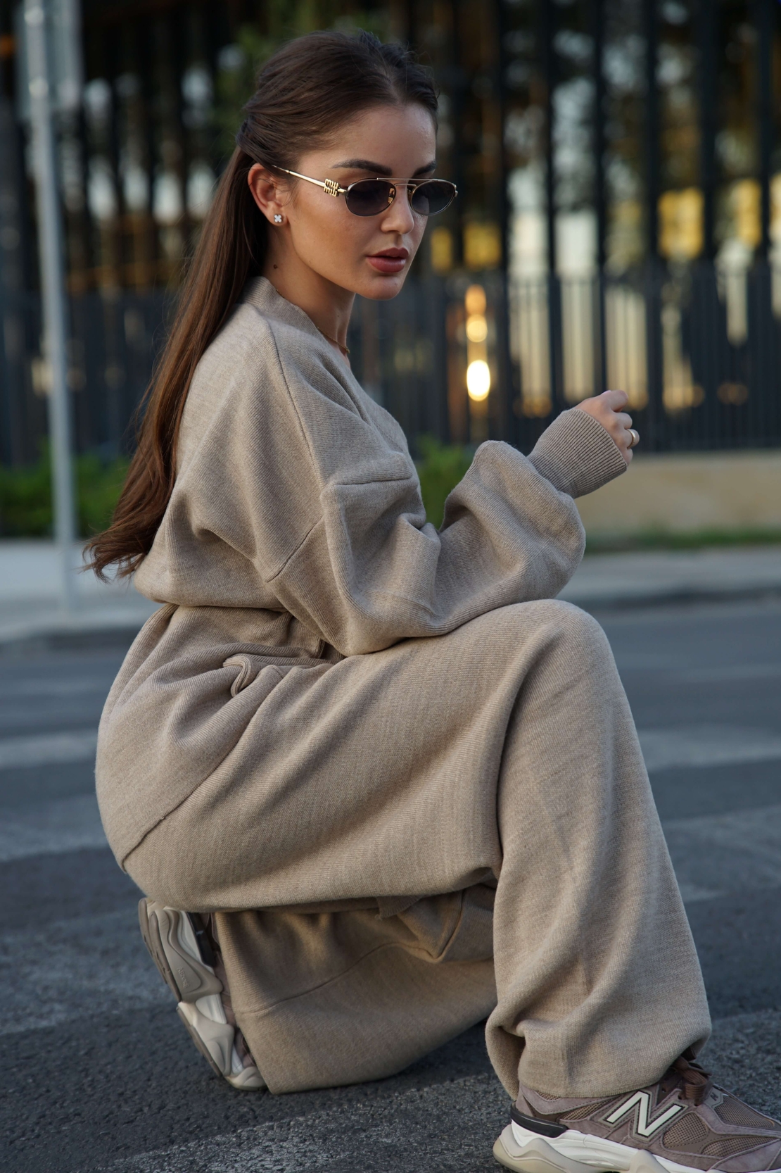 Дамски бежов комплект – жилетка и панталон